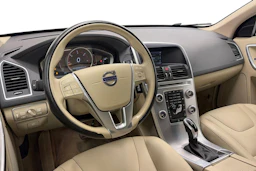 valkoinen Volvo XC60 2017 kuva 8.