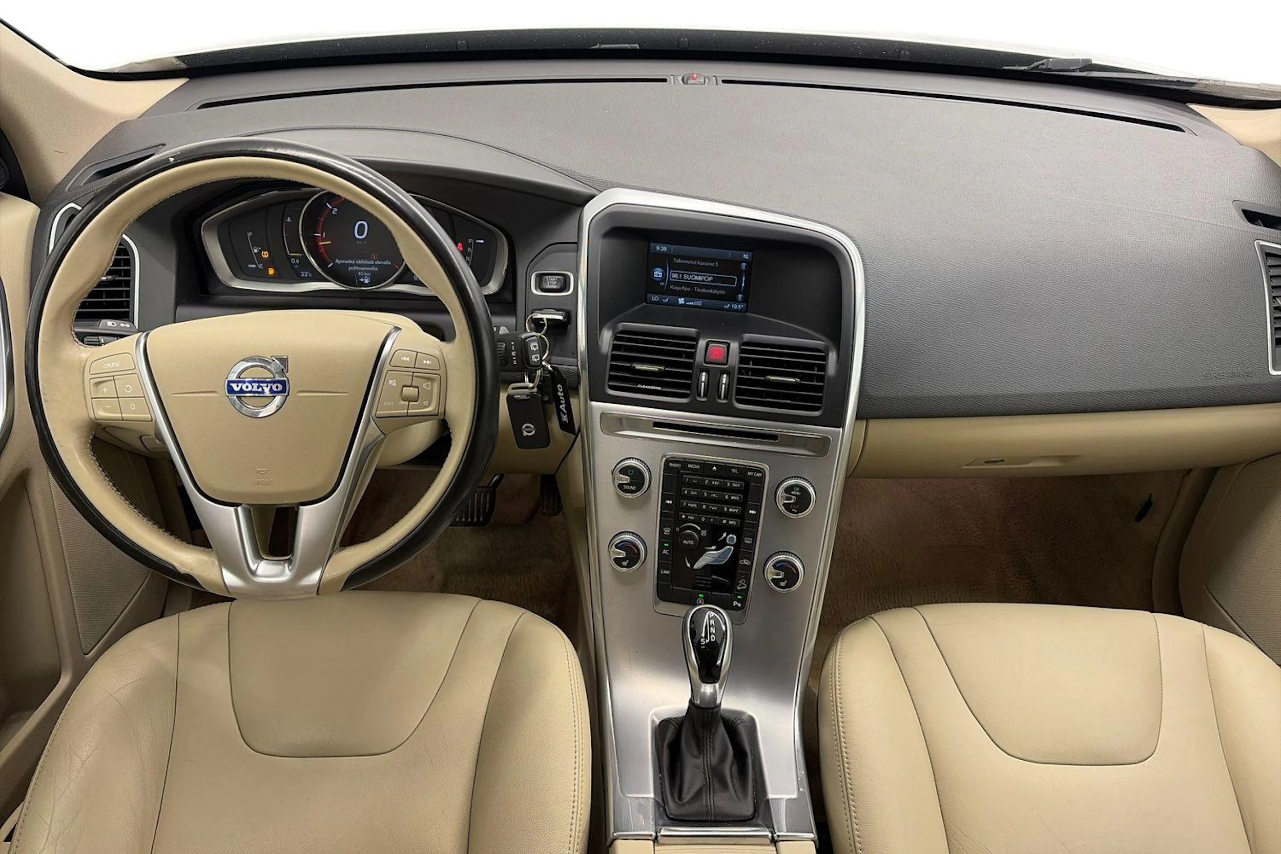 valkoinen Volvo XC60 2017 kuva 9.