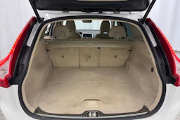 valkoinen Volvo XC60 2017 kuva 15.