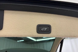 valkoinen Volvo XC60 2017 kuva 16.