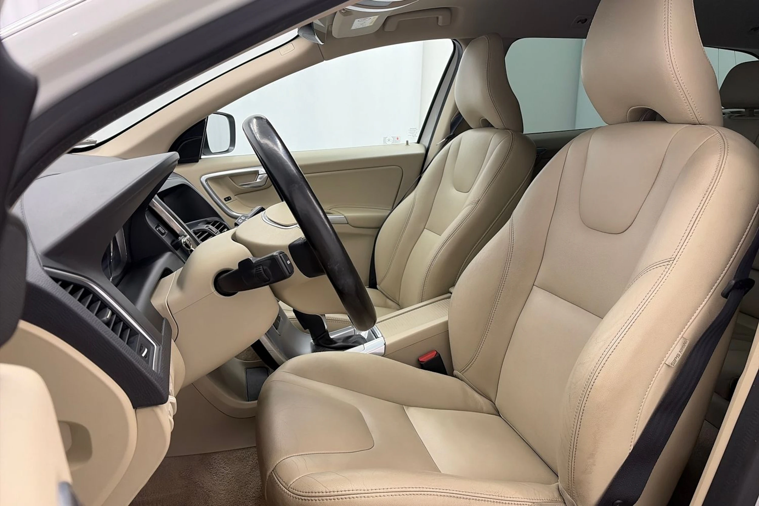 valkoinen Volvo XC60 2017 kuva 17.