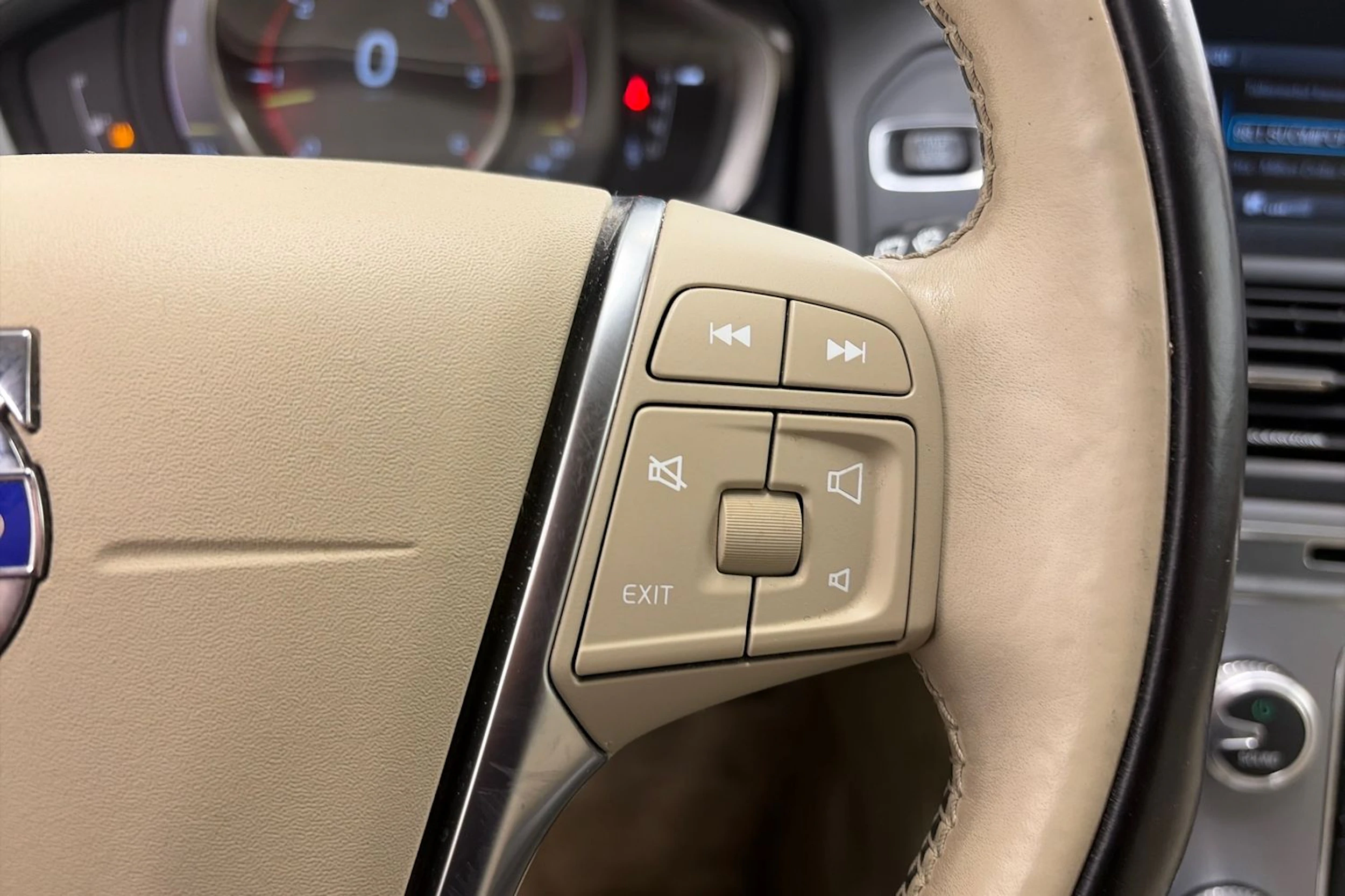 valkoinen Volvo XC60 2017 kuva 21.