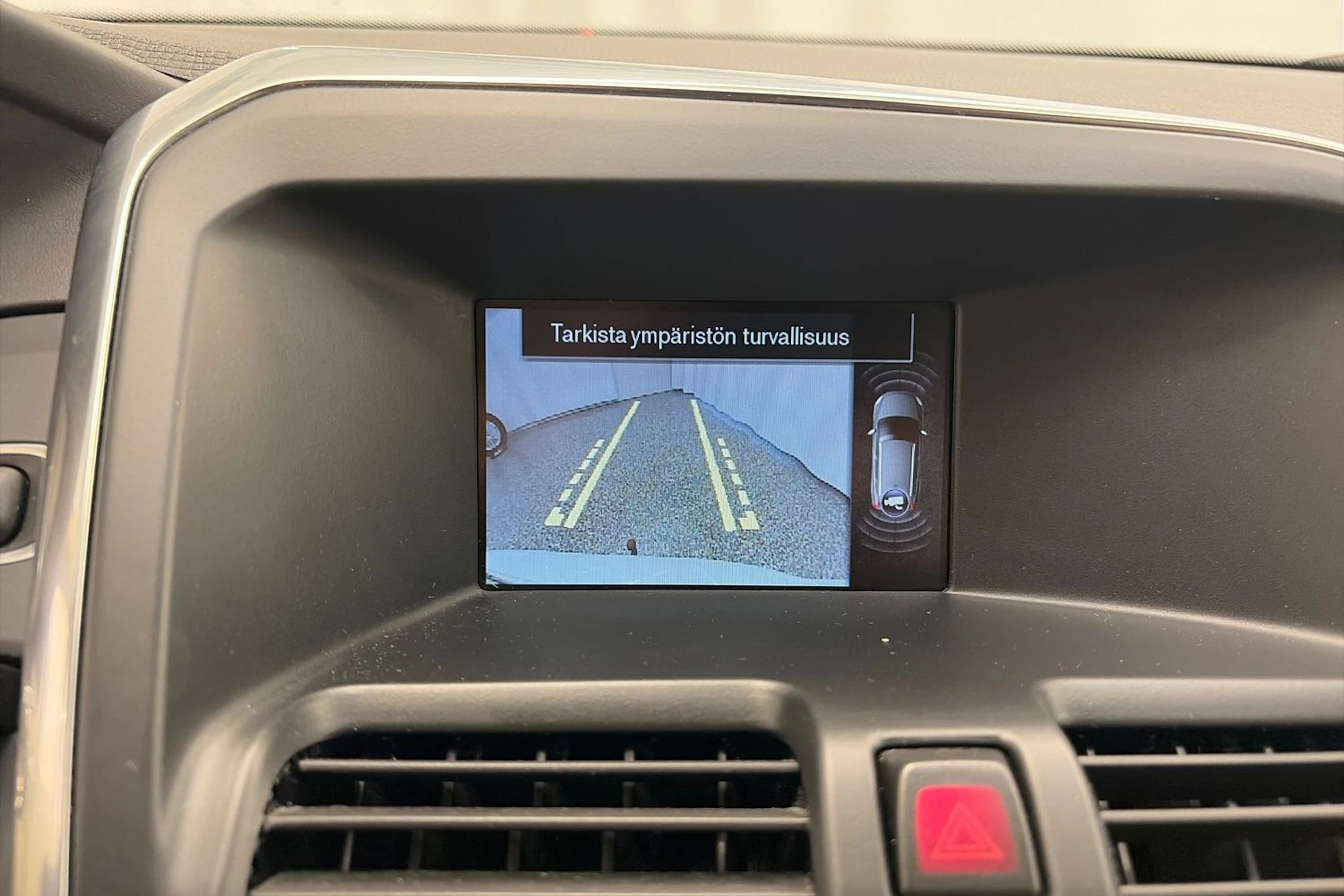 valkoinen Volvo XC60 2017 kuva 23.