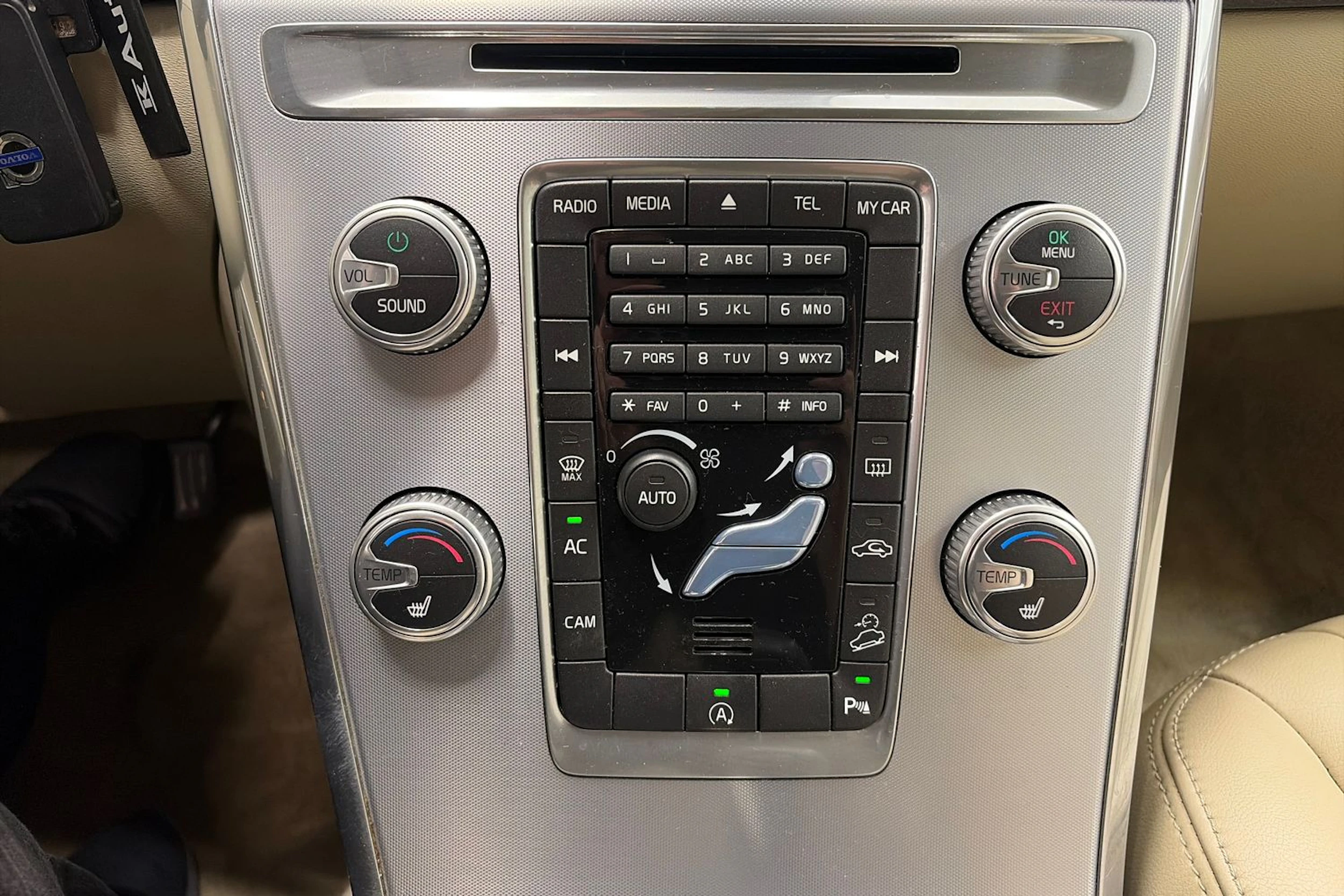 valkoinen Volvo XC60 2017 kuva 27.