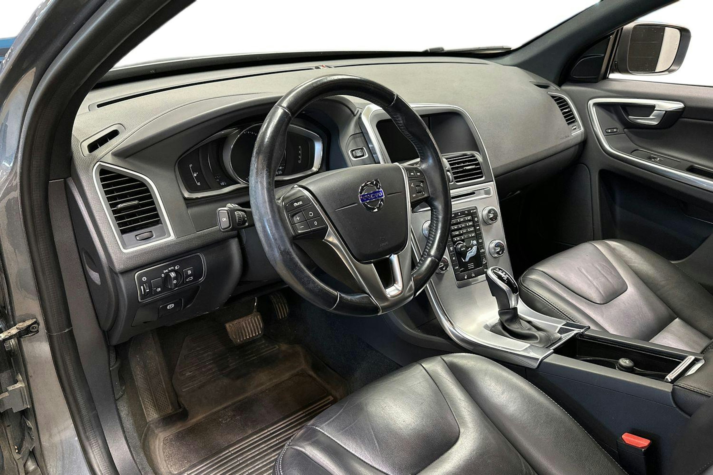 harmaa Volvo XC60 2017 kuva 3.