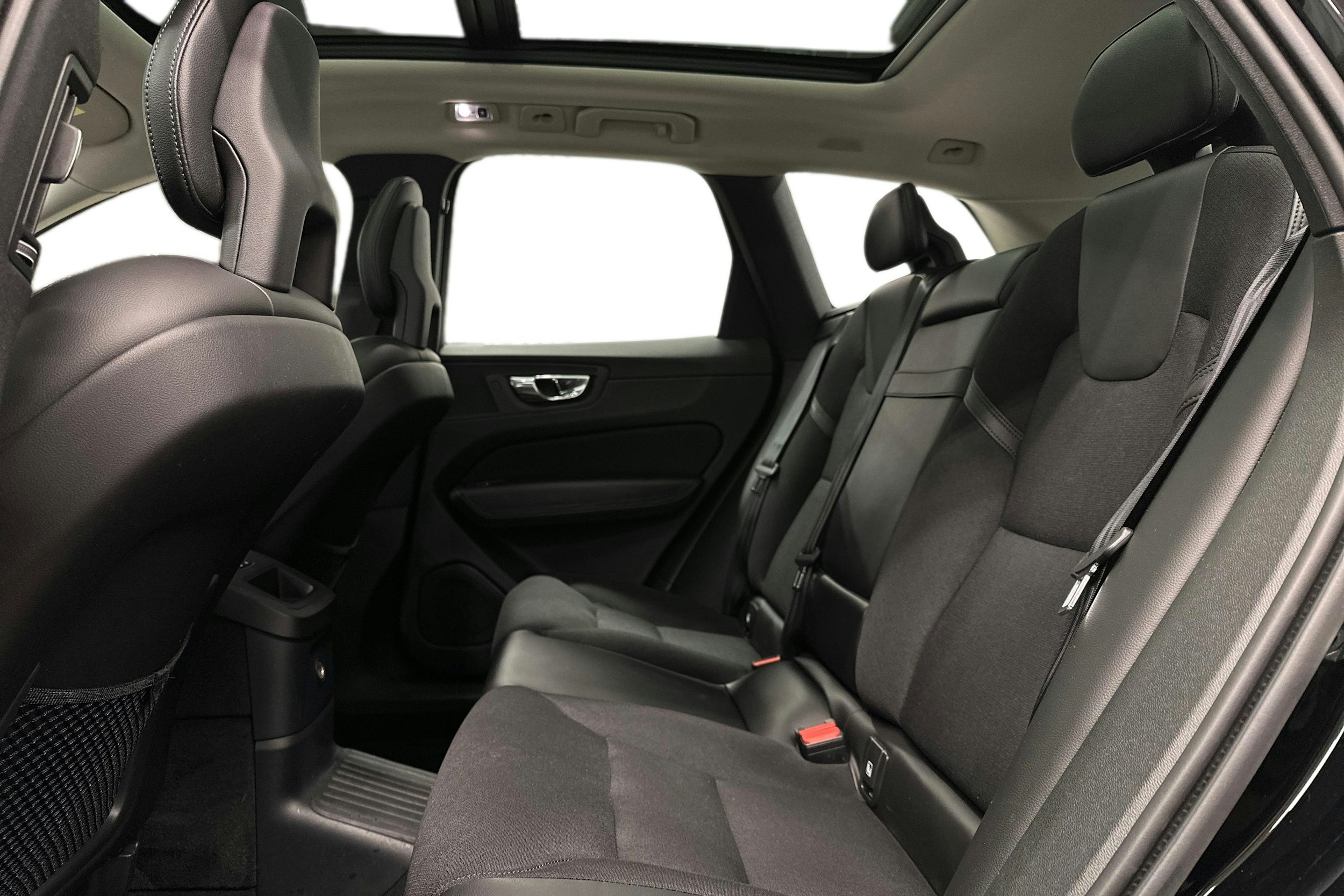 musta Volvo XC60 2018 kuva 10.