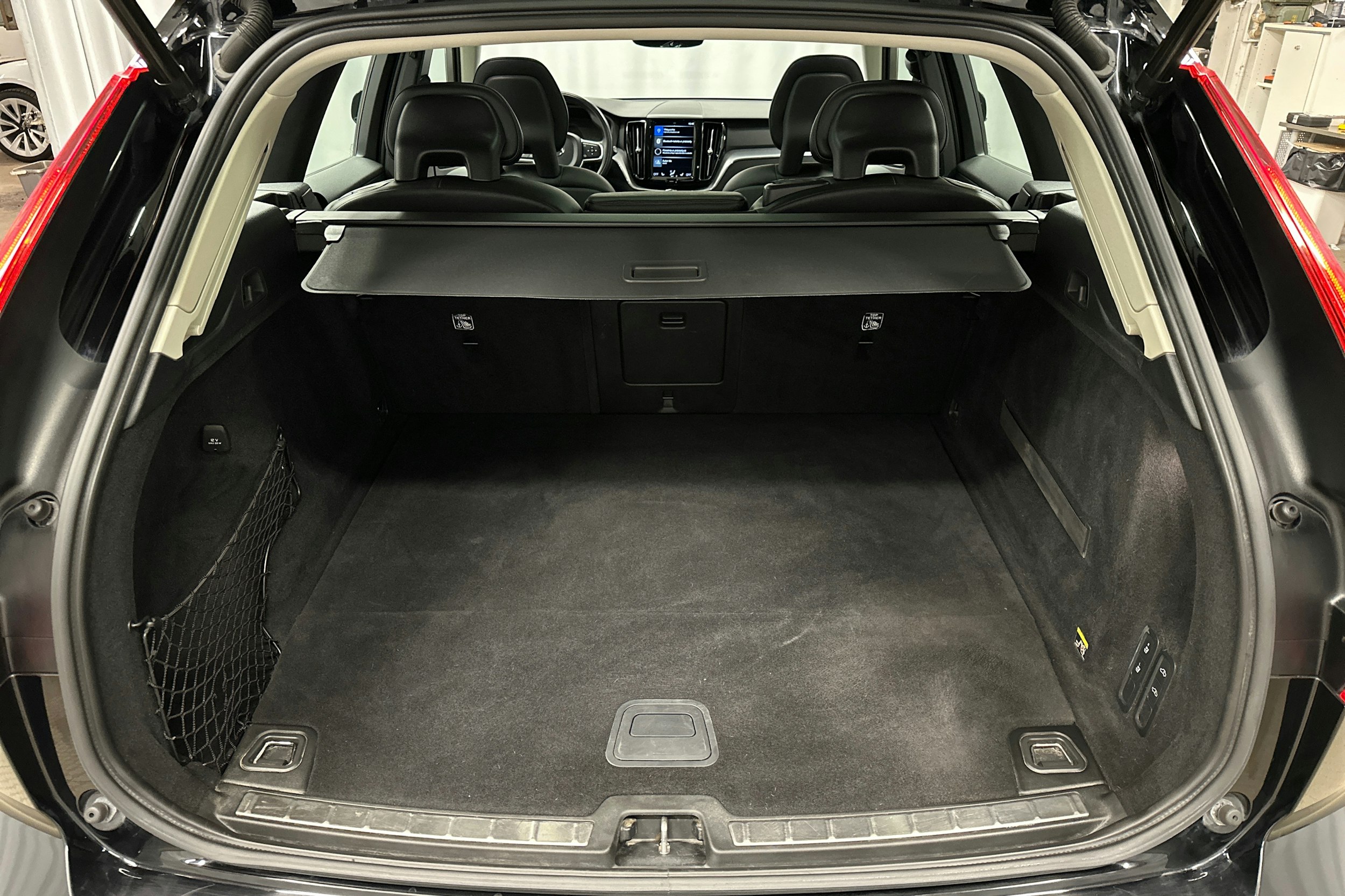 musta Volvo XC60 2018 kuva 14.