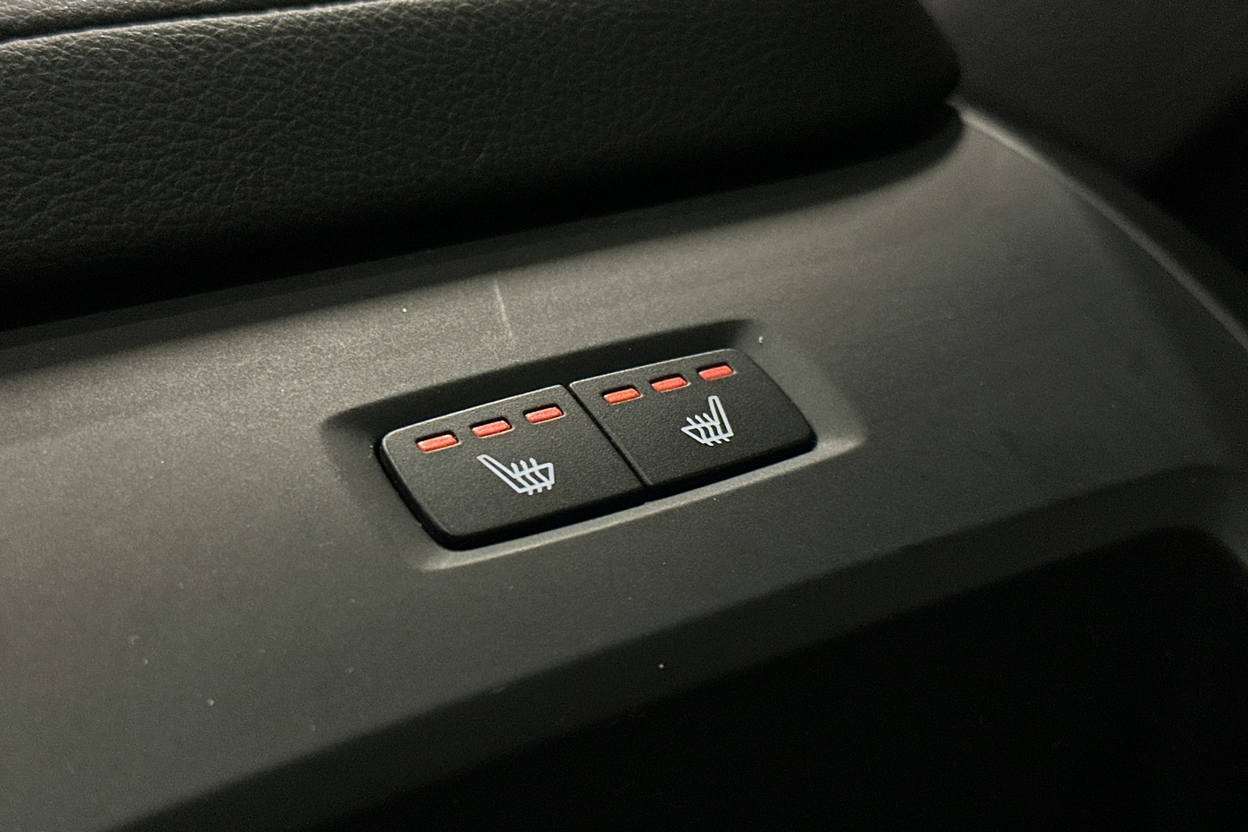 musta Volvo XC60 2018 kuva 17.