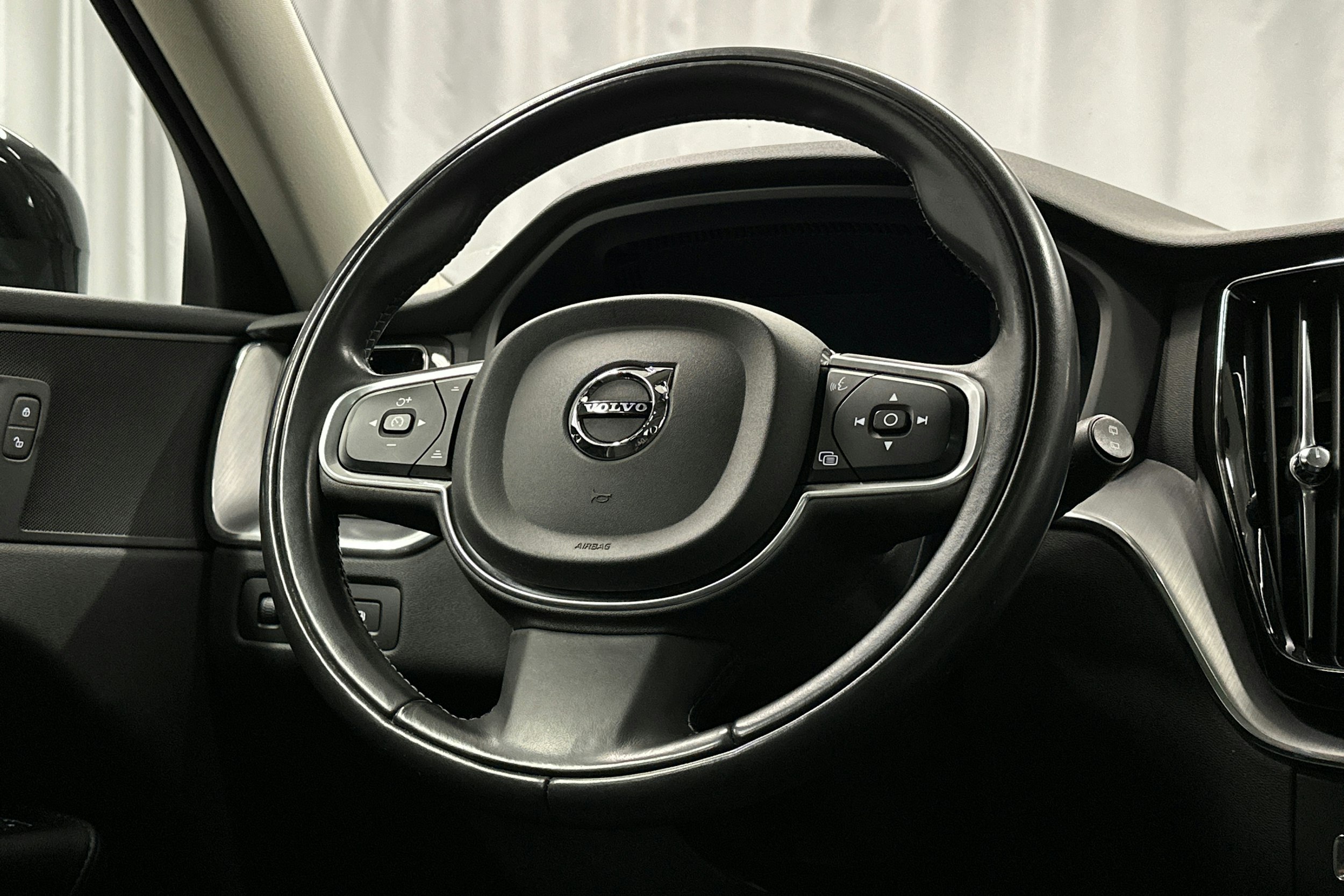 musta Volvo XC60 2018 kuva 19.