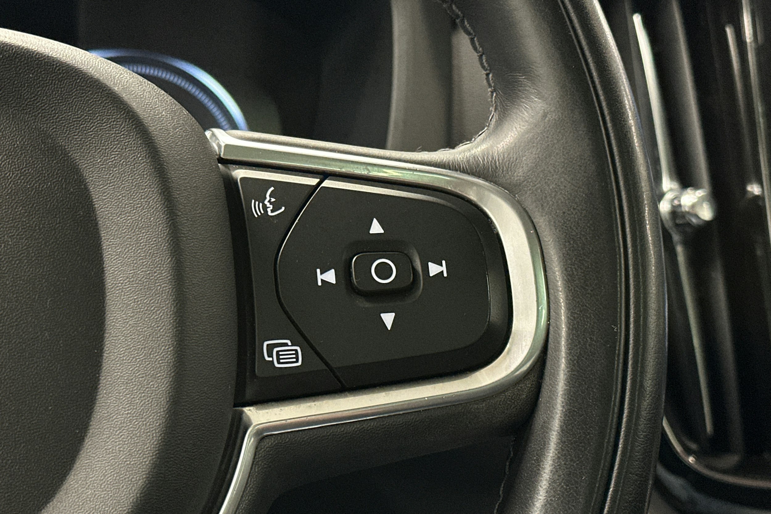 musta Volvo XC60 2018 kuva 21.