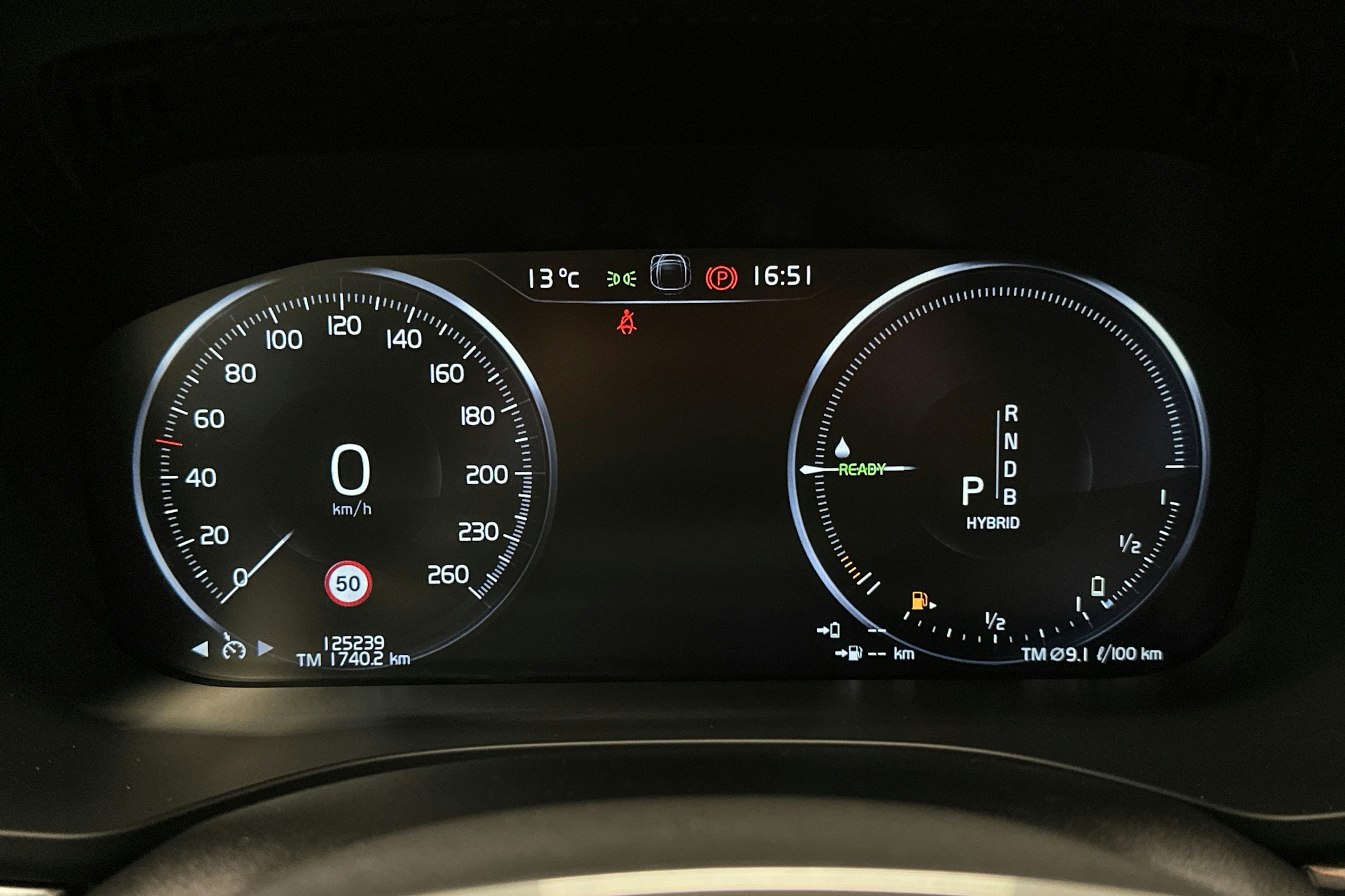 musta Volvo XC60 2018 kuva 22.