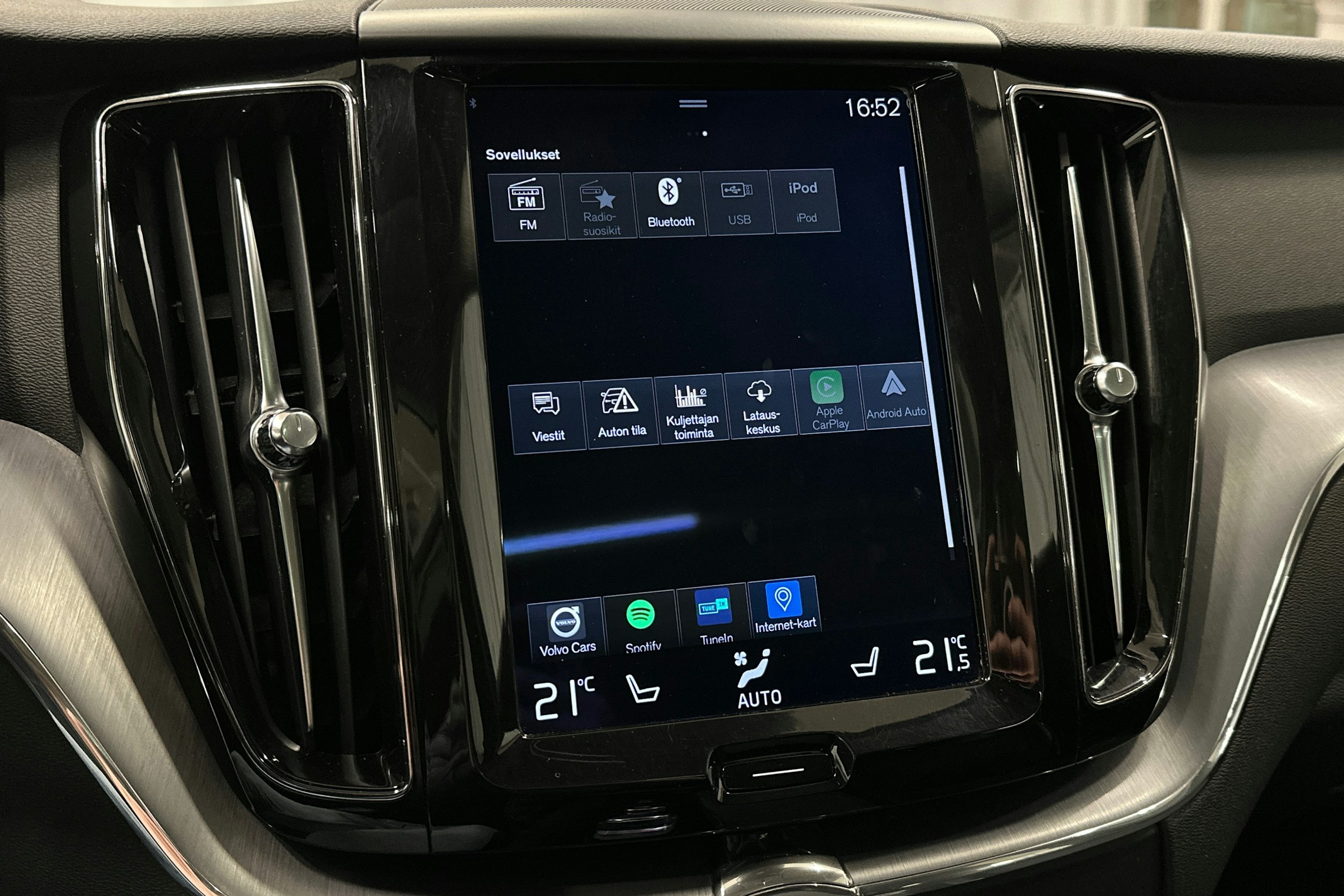 musta Volvo XC60 2018 kuva 23.