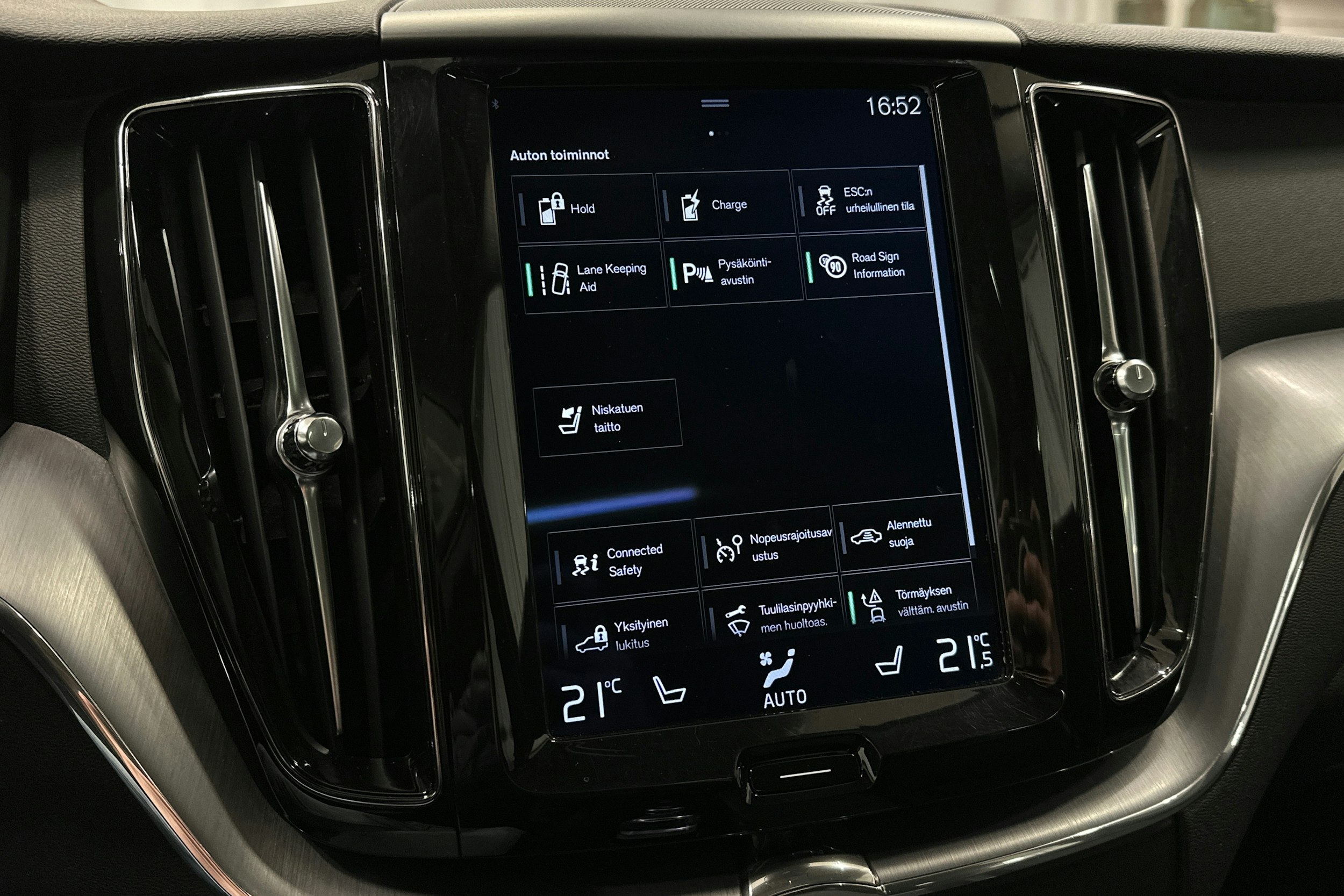 musta Volvo XC60 2018 kuva 24.