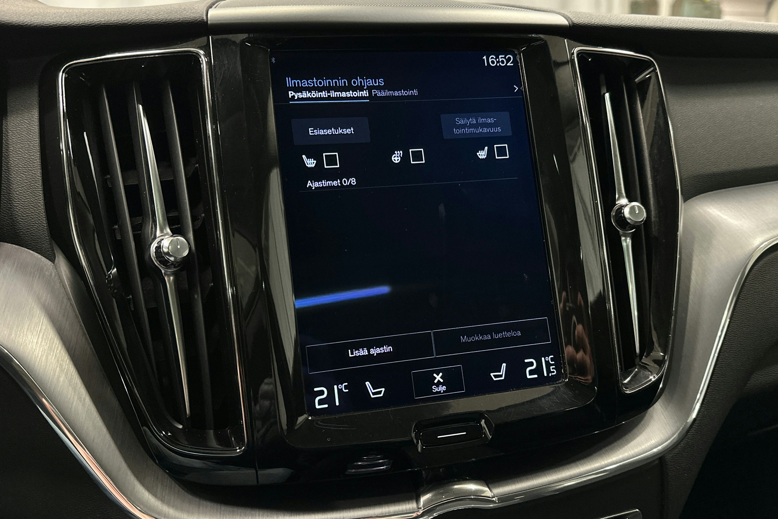 musta Volvo XC60 2018 kuva 25.