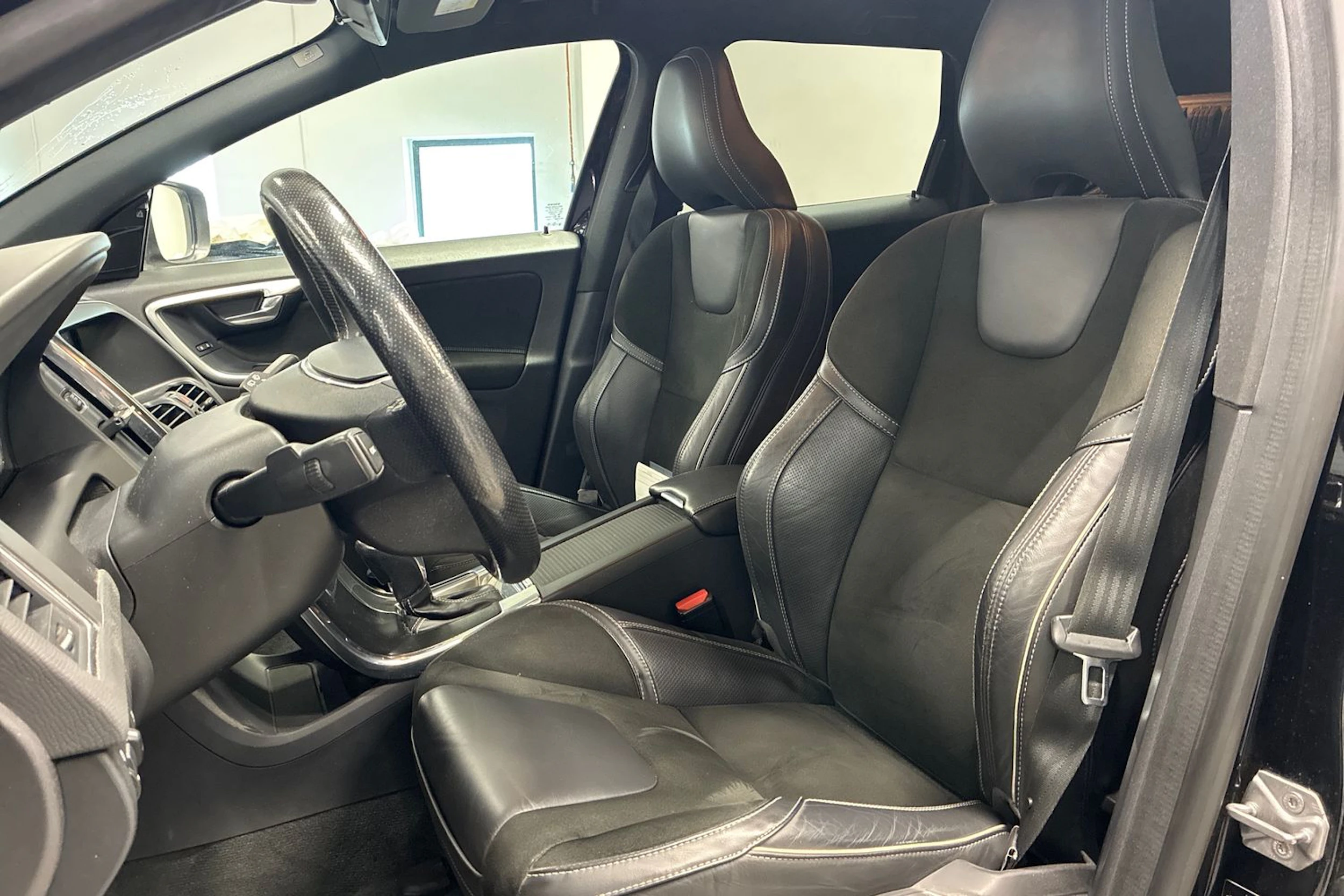 musta Volvo XC60 2017 kuva 4.