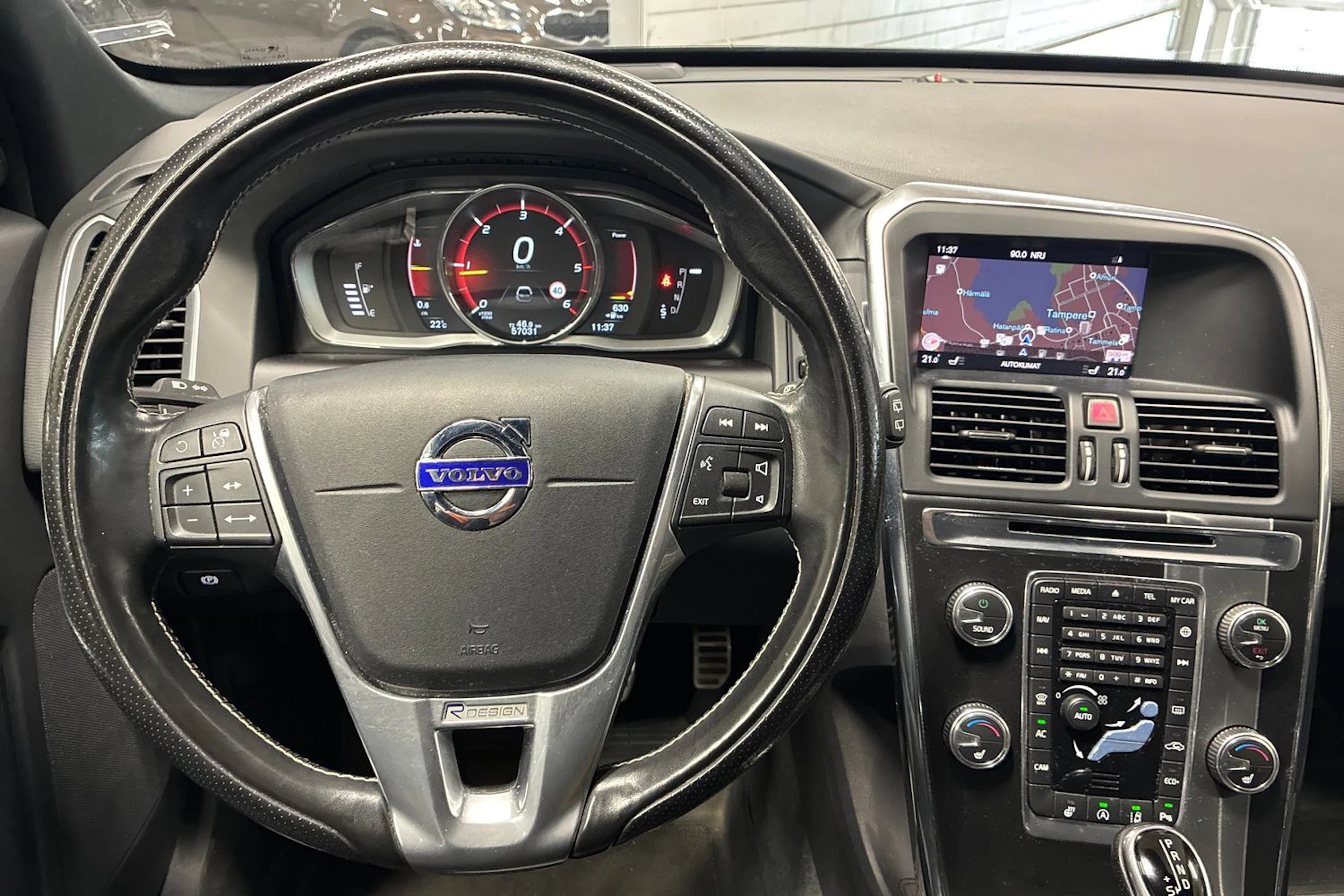 musta Volvo XC60 2017 kuva 5.
