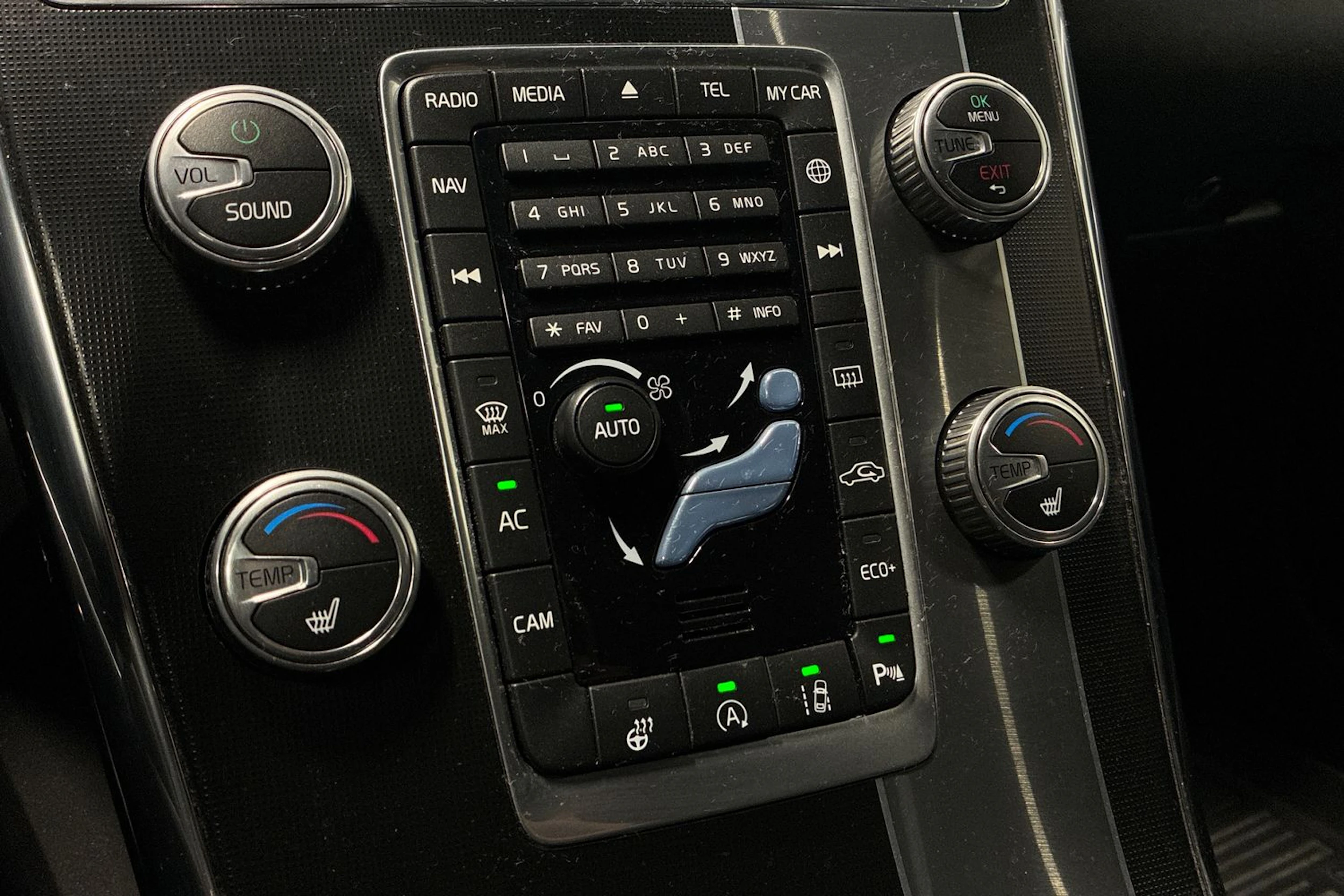 musta Volvo XC60 2017 kuva 10.