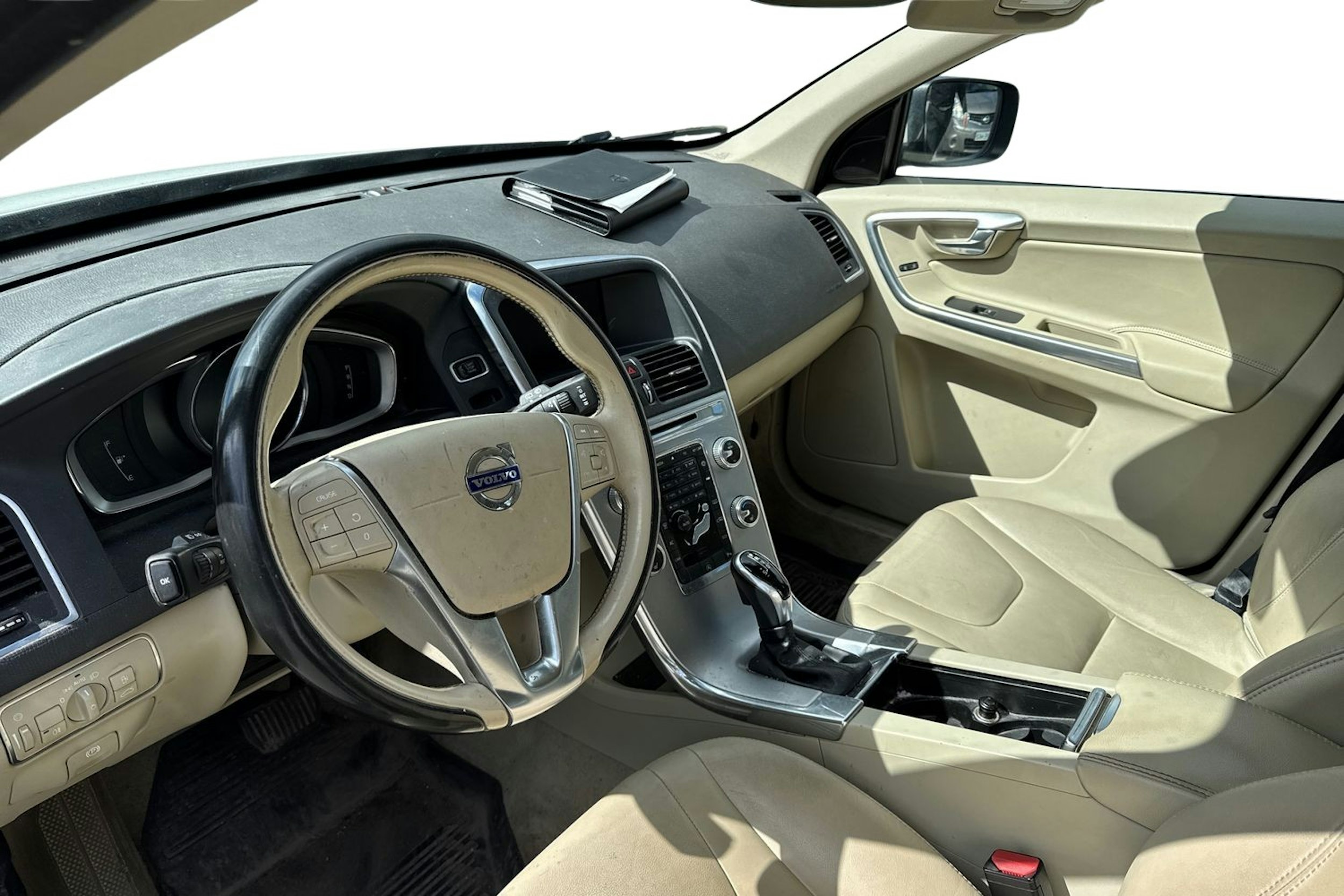 valkoinen Volvo XC60 2017 kuva 3.