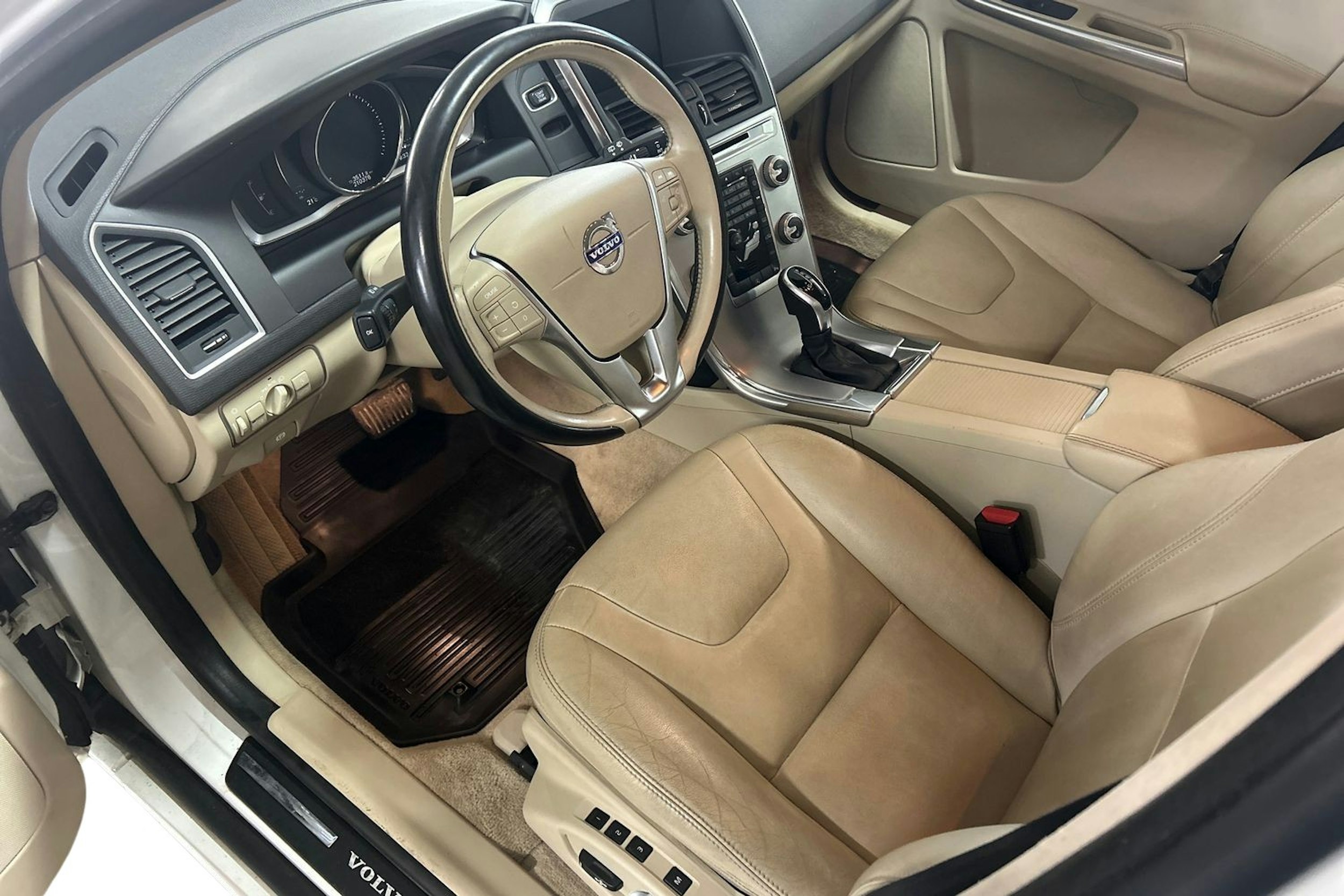valkoinen Volvo XC60 2017 kuva 7.