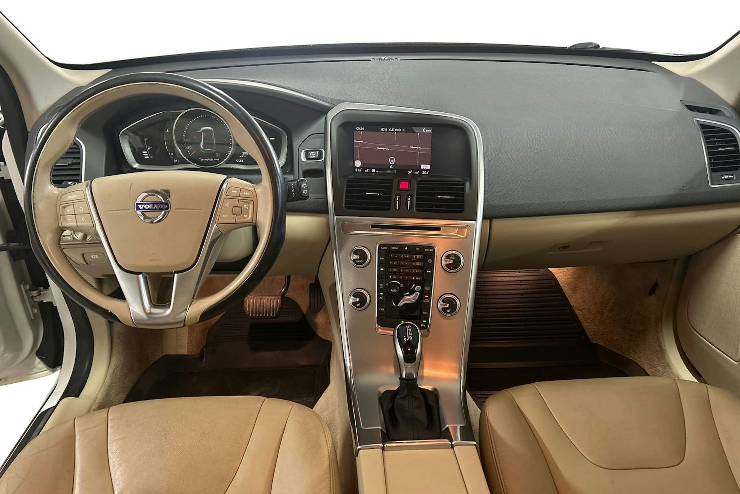 valkoinen Volvo XC60 2017 kuva 9.