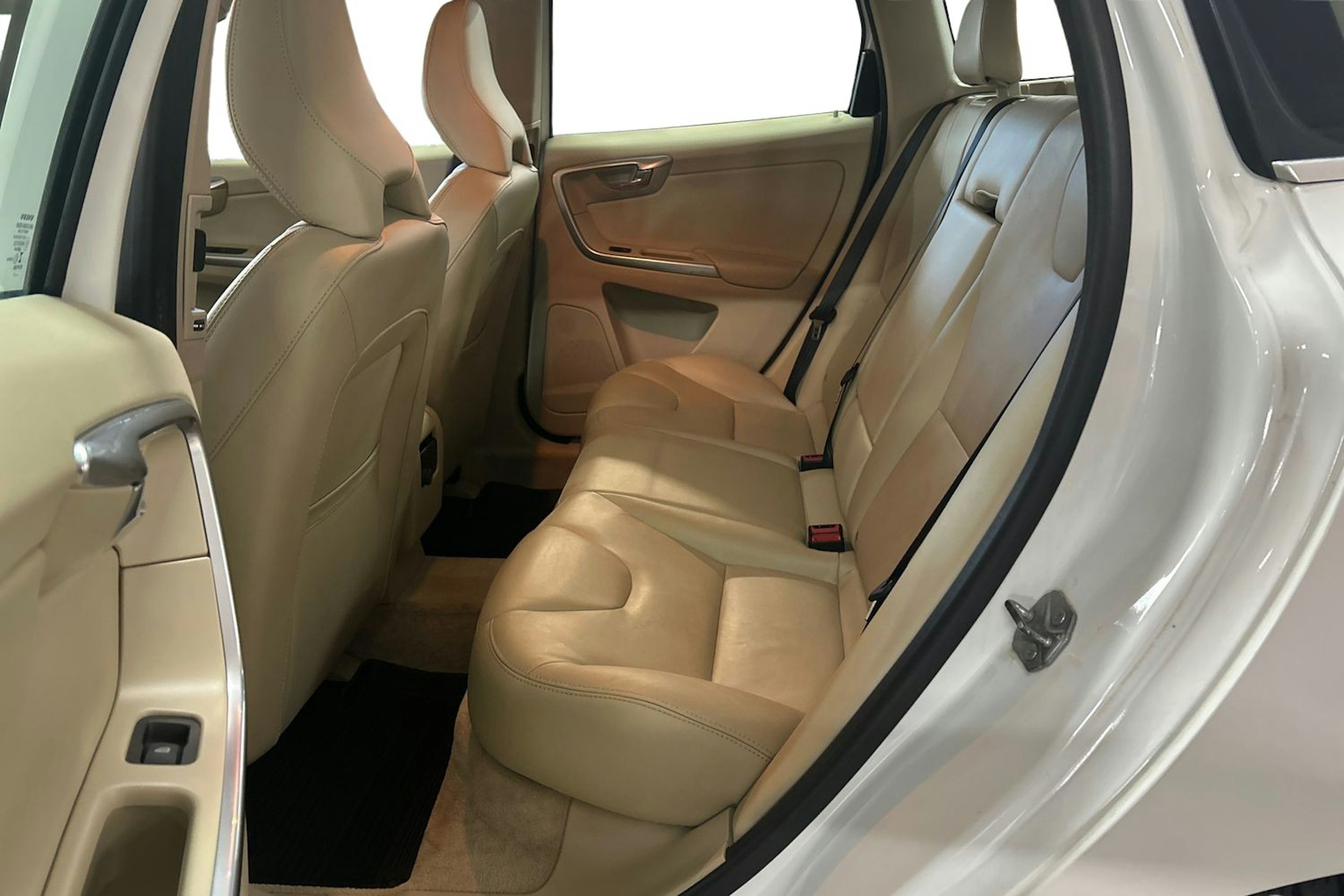 valkoinen Volvo XC60 2017 kuva 10.
