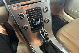 valkoinen Volvo XC60 2017 kuva 19.