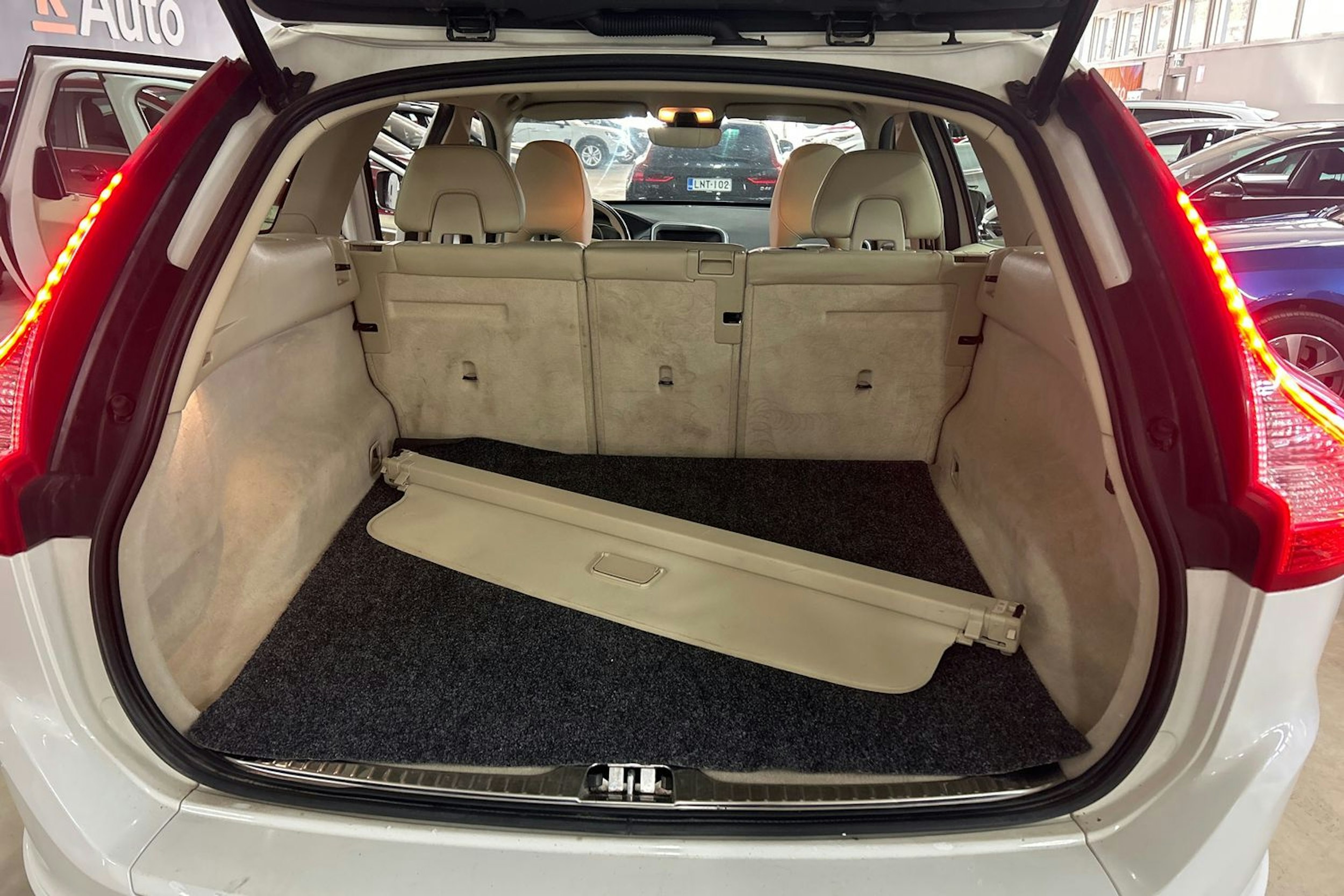 valkoinen Volvo XC60 2017 kuva 21.