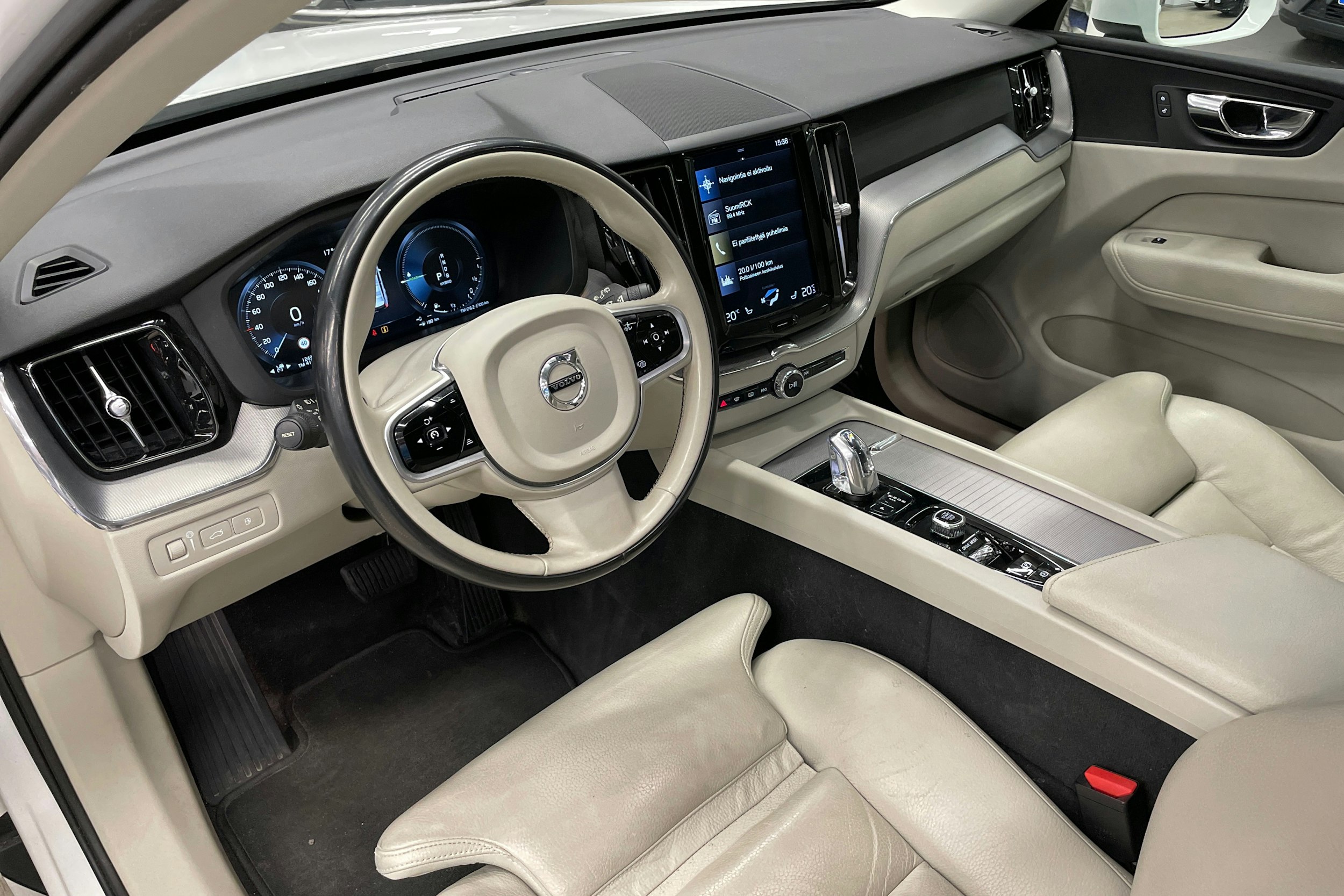 valkoinen Volvo XC60 2018 kuva 6.