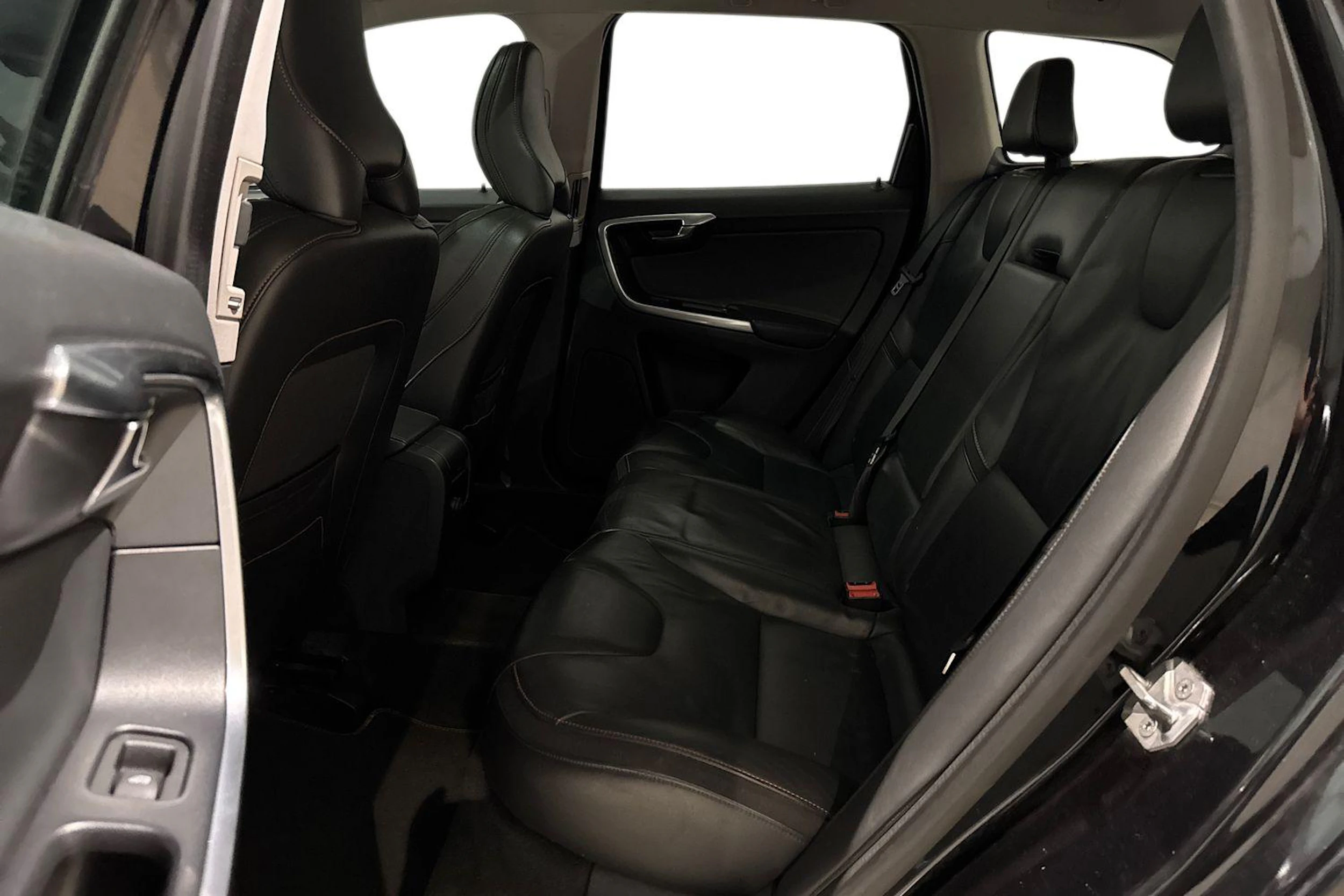 musta Volvo XC60 2017 kuva 8.