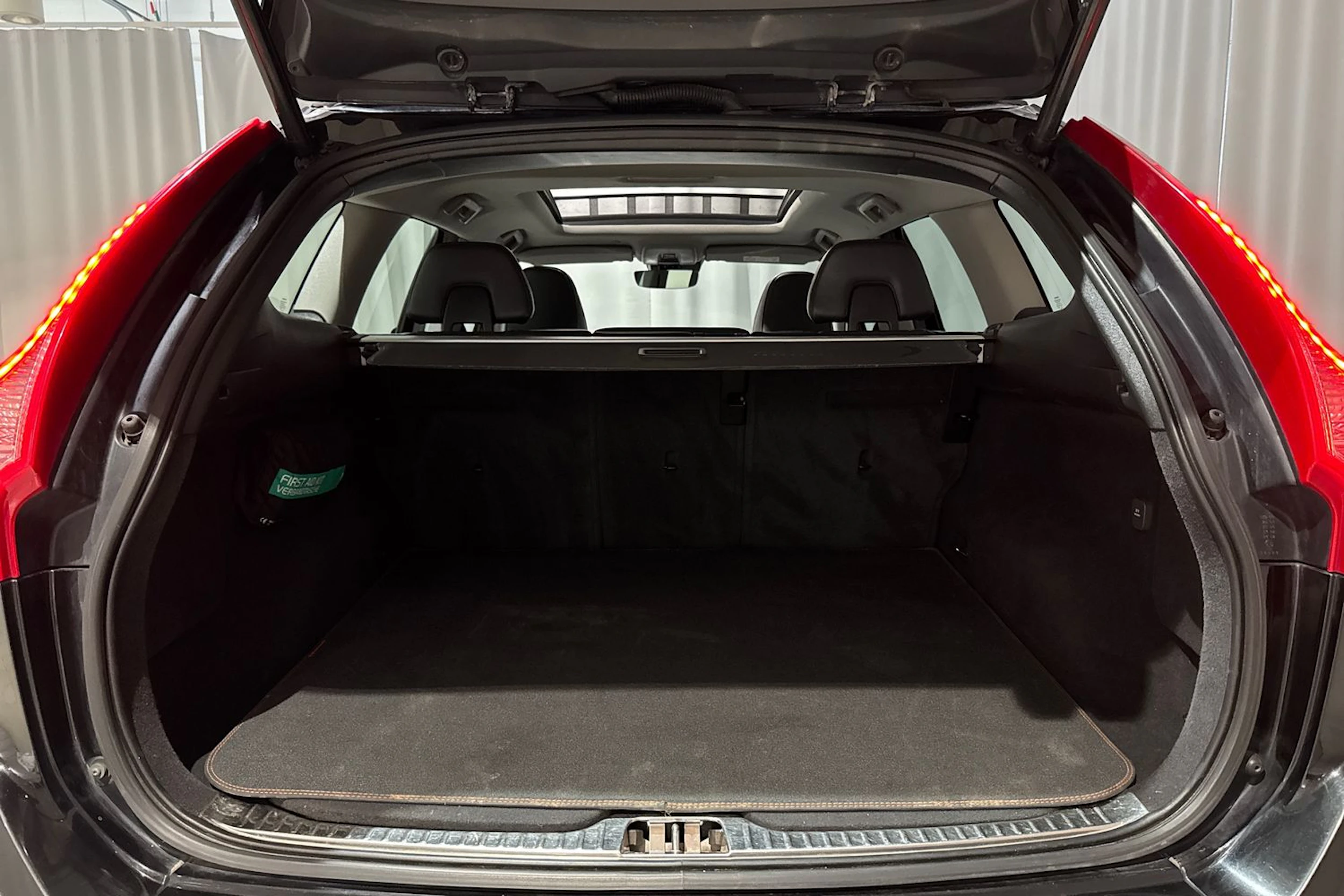 musta Volvo XC60 2017 kuva 12.