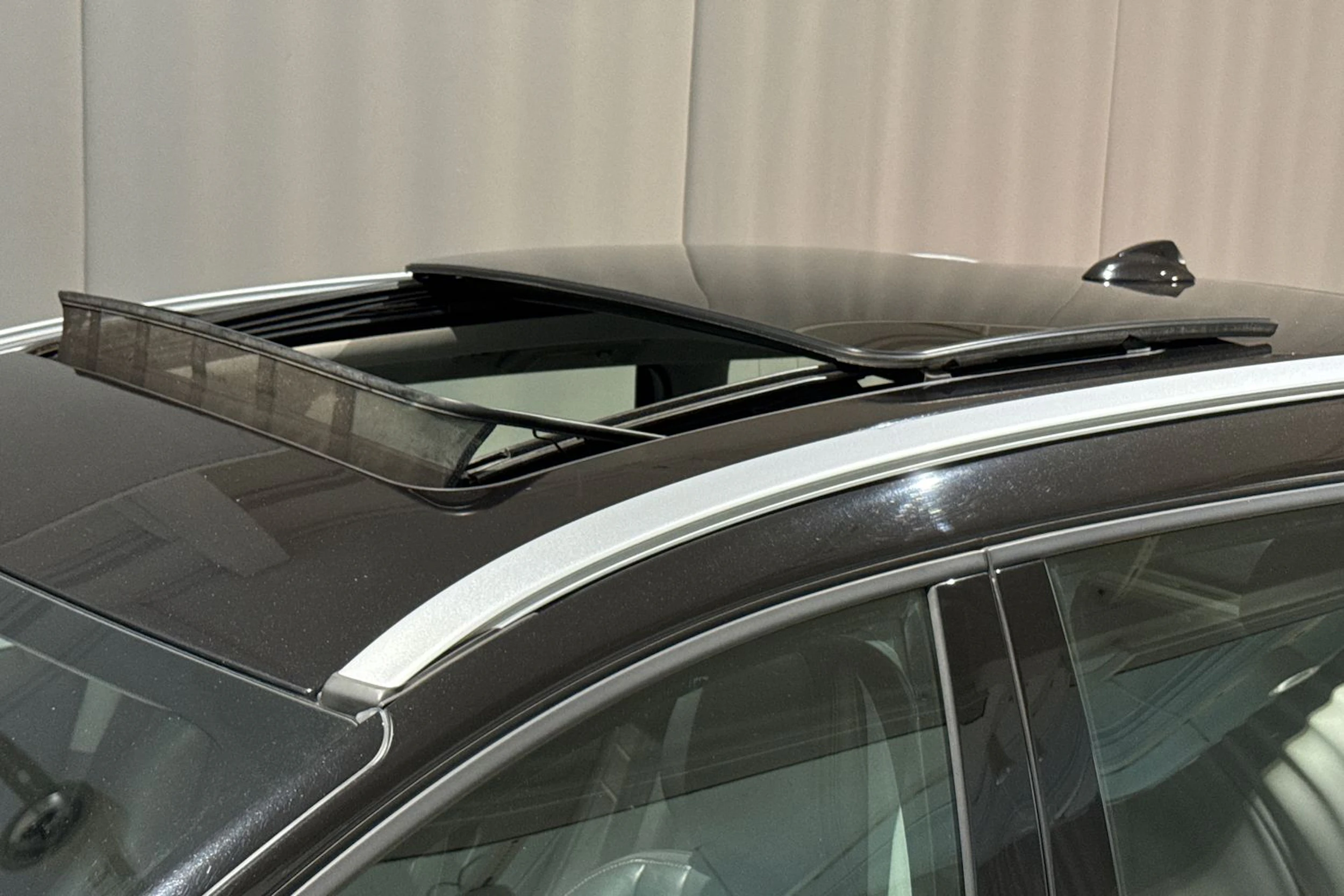 musta Volvo XC60 2017 kuva 14.