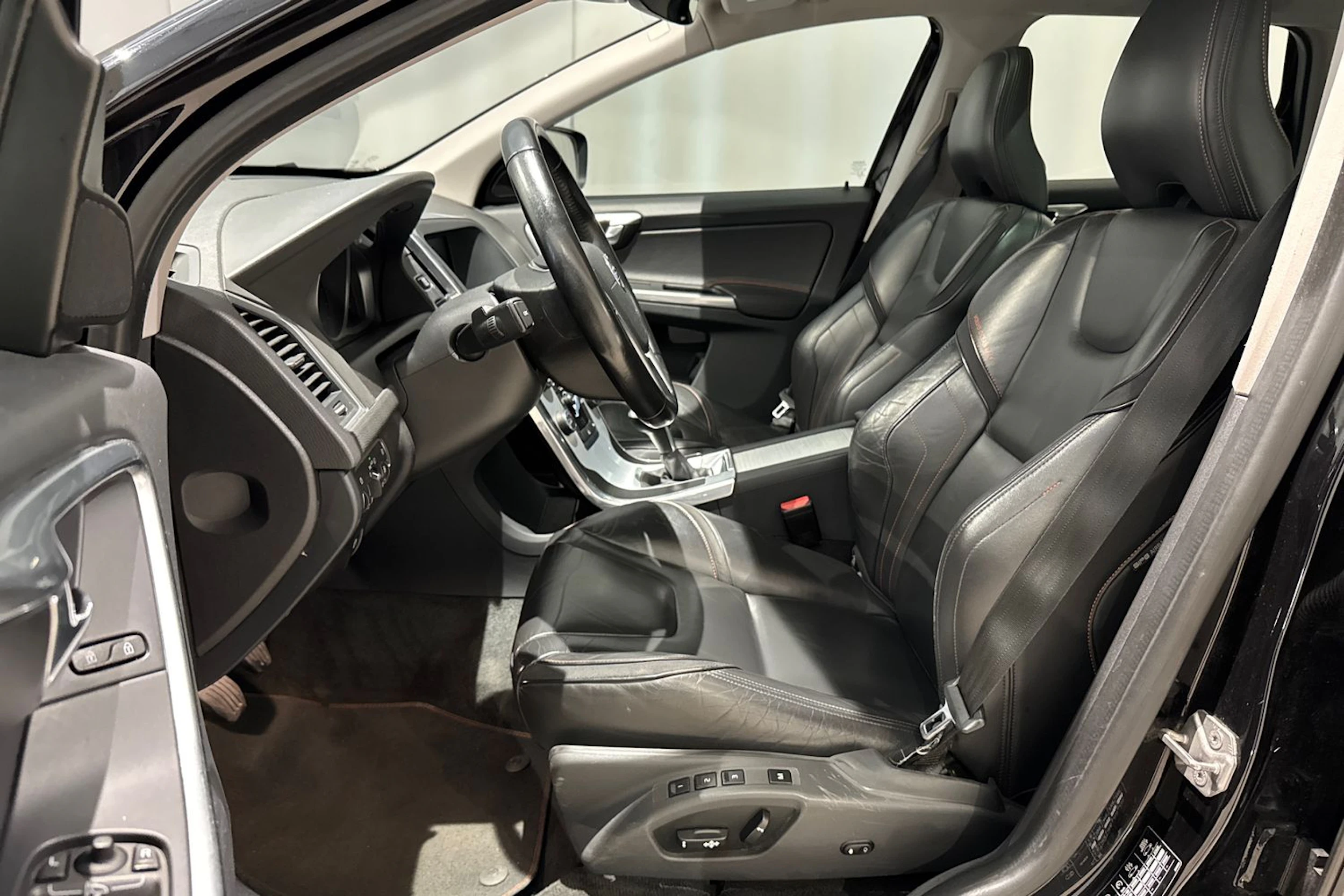 musta Volvo XC60 2017 kuva 16.