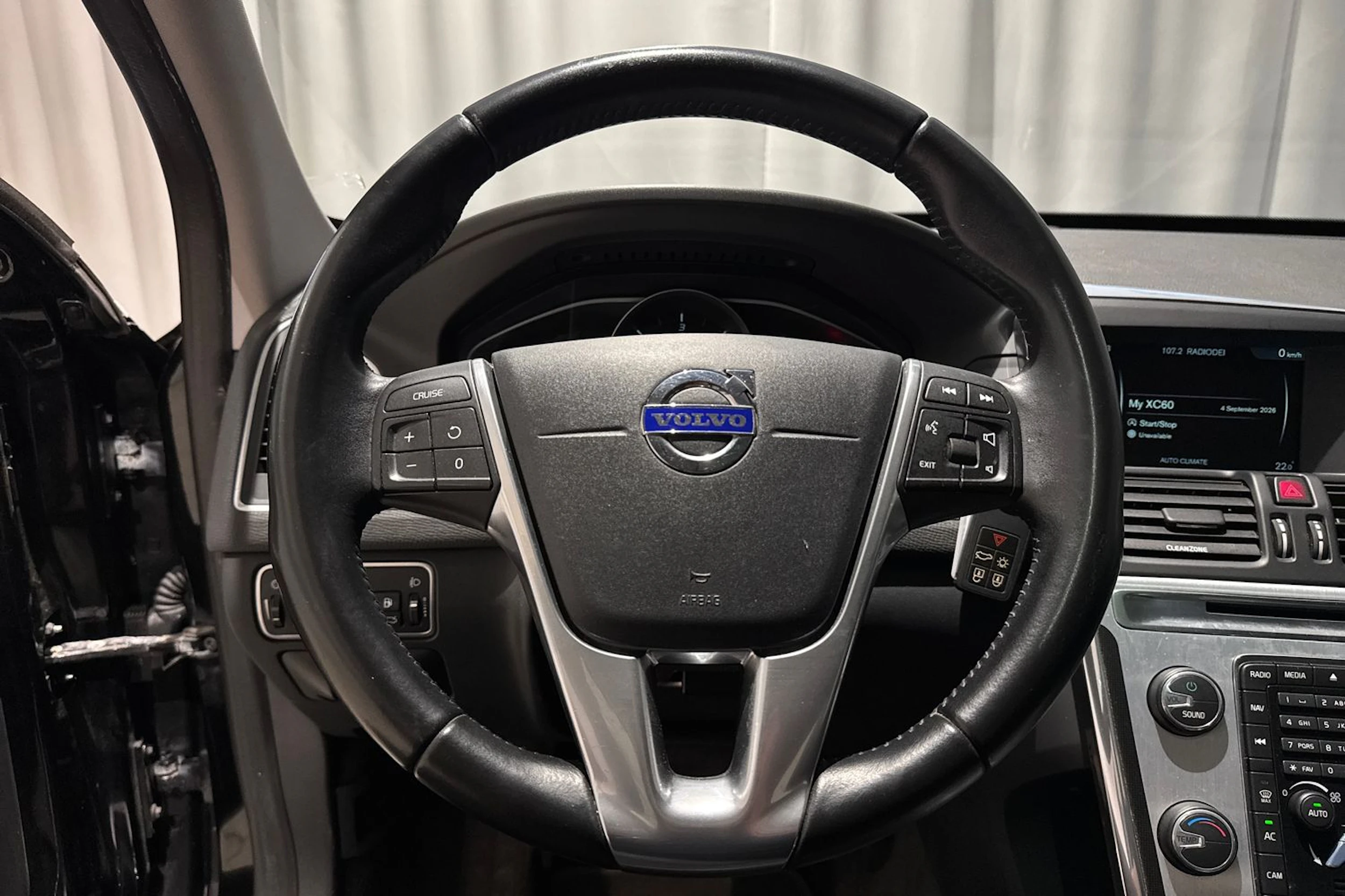 musta Volvo XC60 2017 kuva 18.