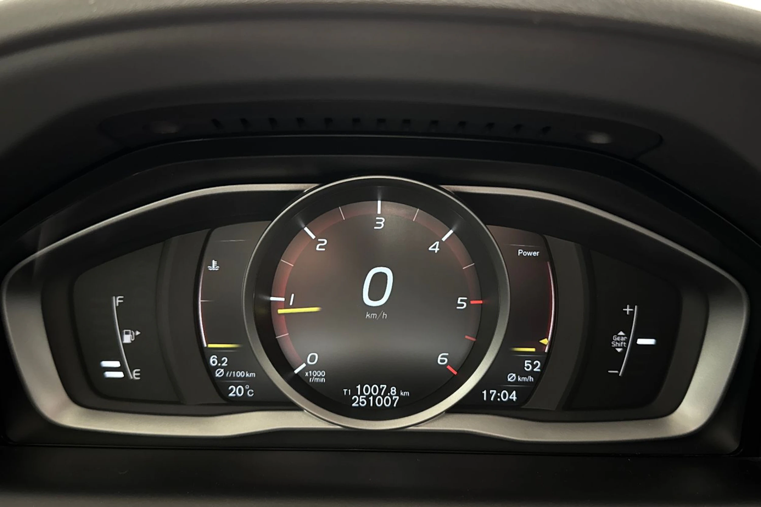 musta Volvo XC60 2017 kuva 19.