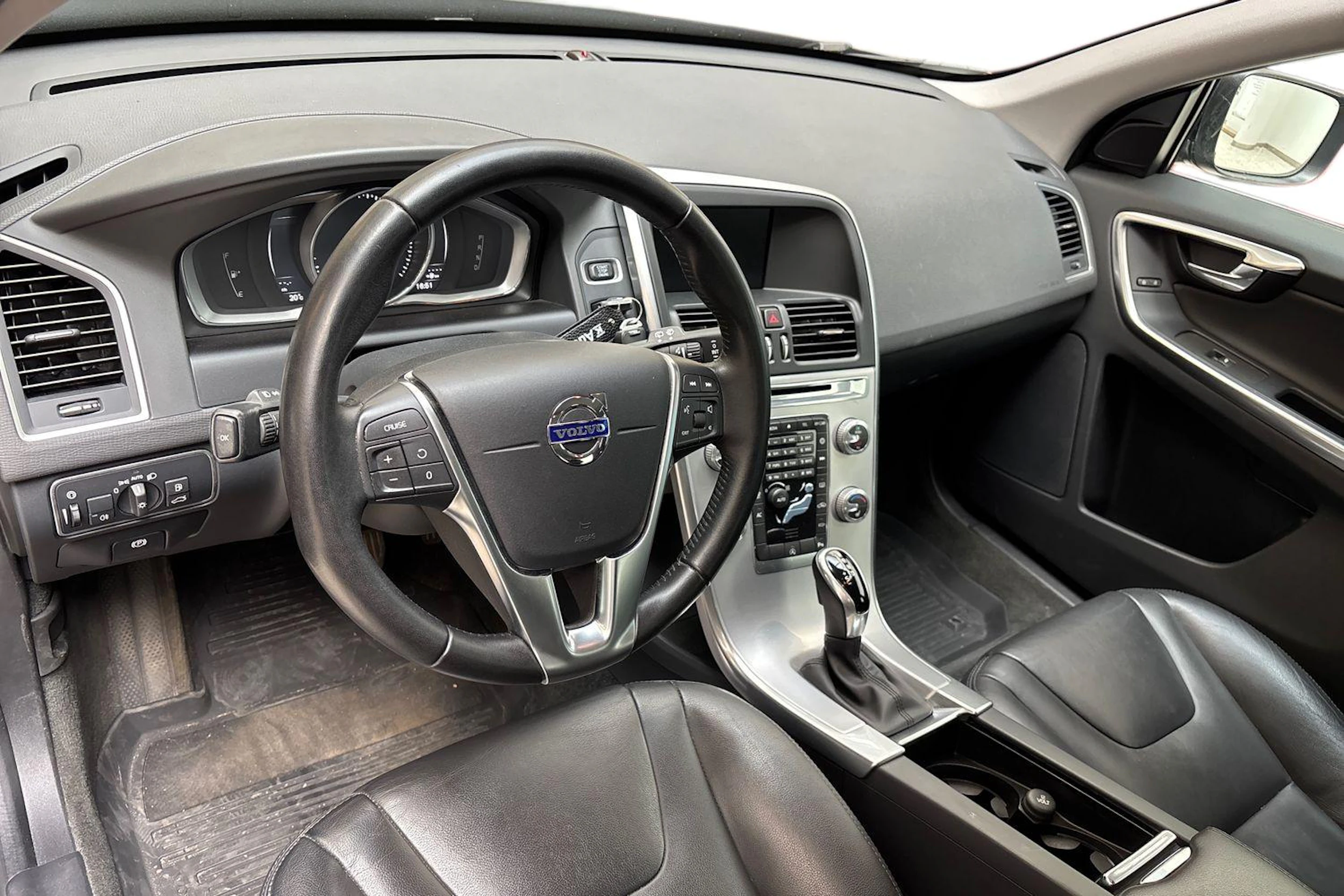 musta Volvo XC60 2017 kuva 8.