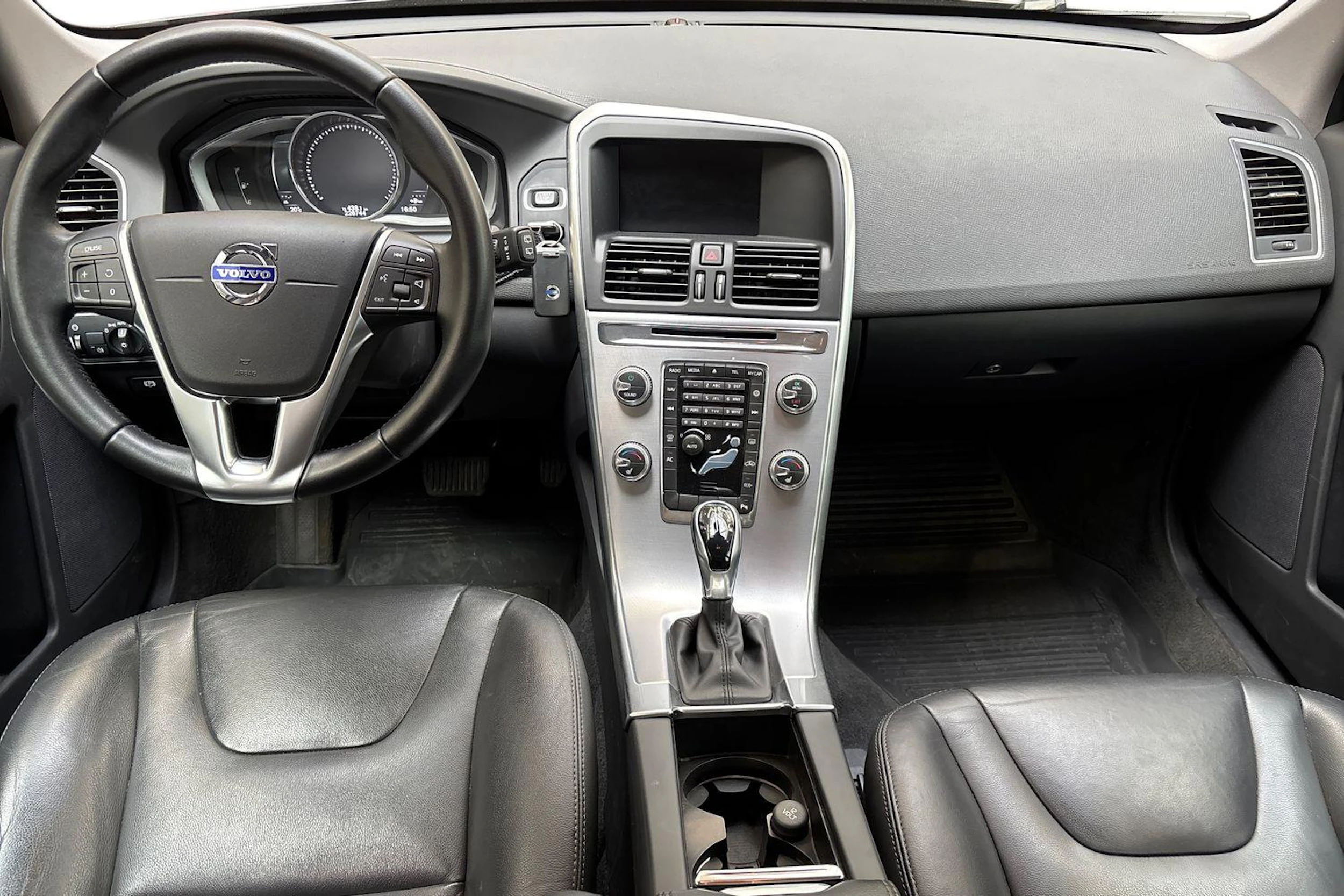 musta Volvo XC60 2017 kuva 9.