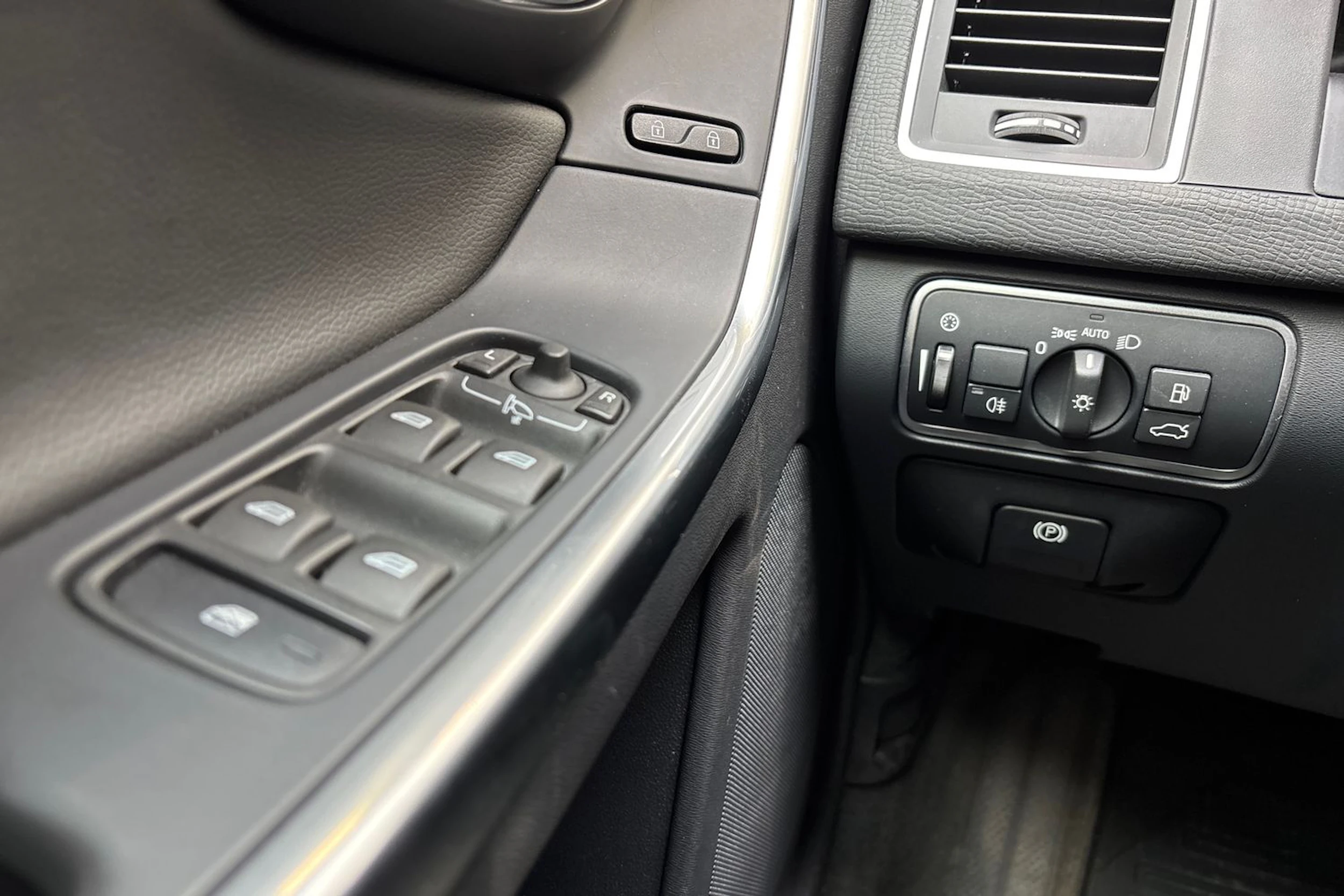 musta Volvo XC60 2017 kuva 19.