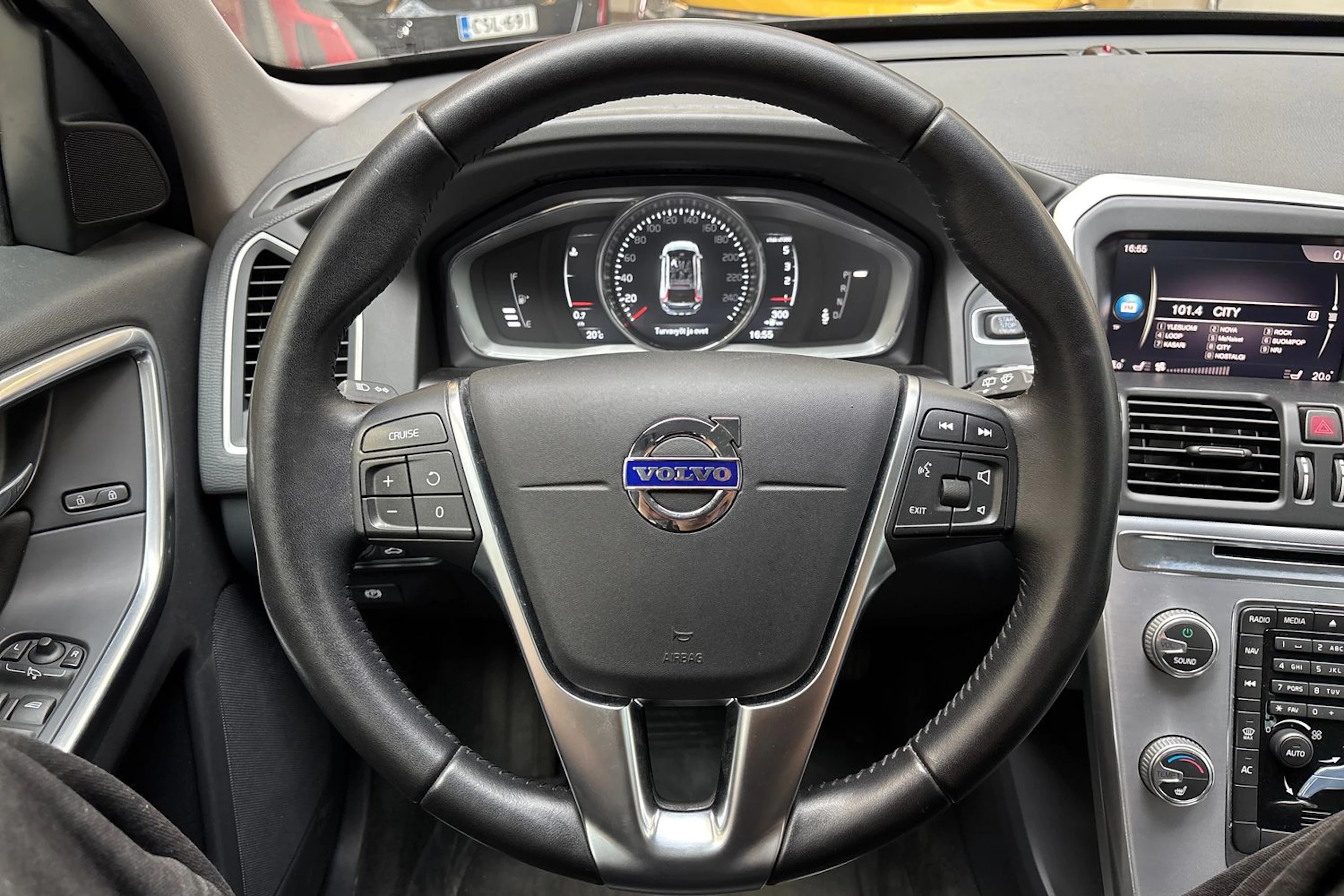 musta Volvo XC60 2017 kuva 20.