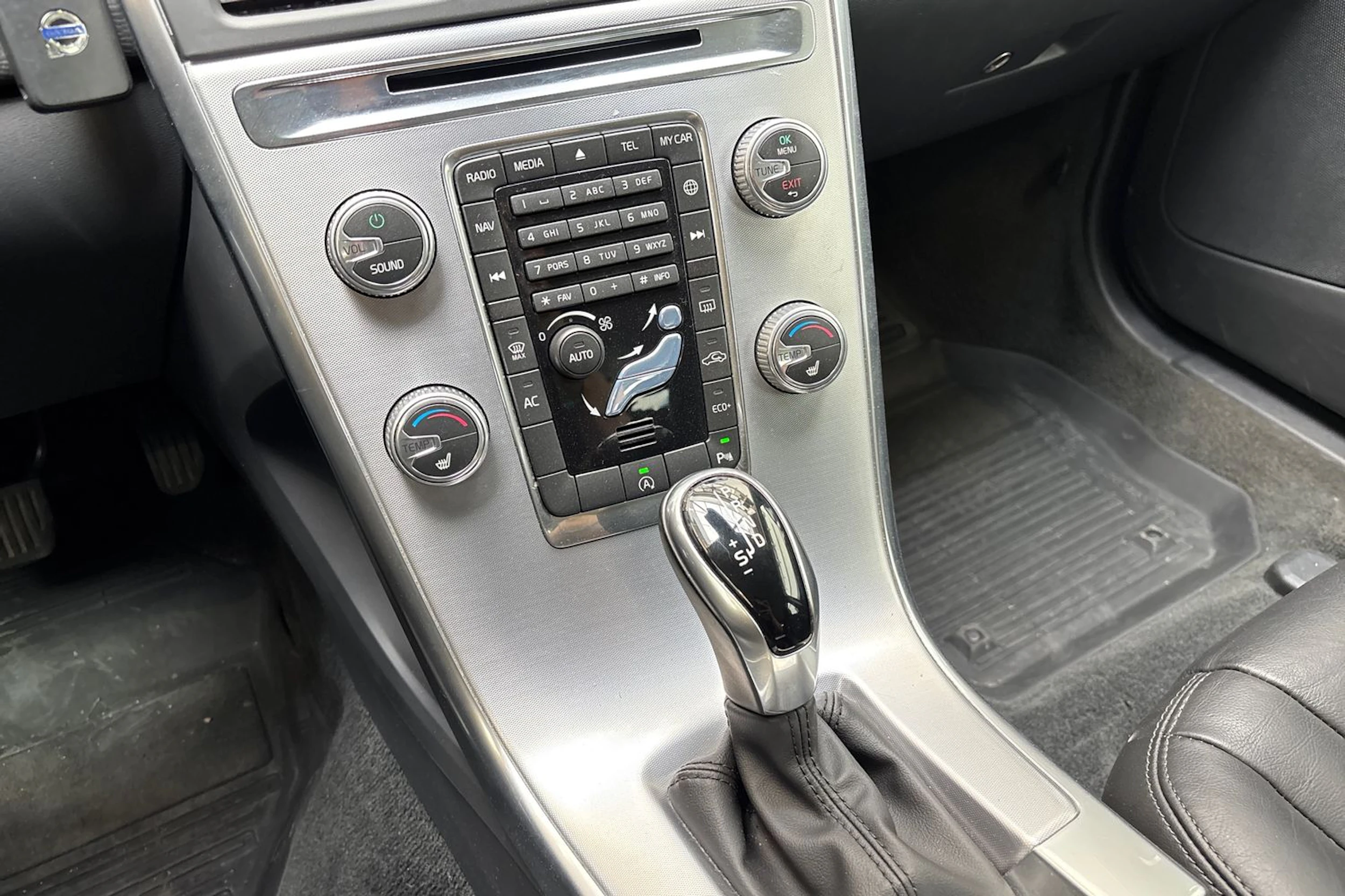 musta Volvo XC60 2017 kuva 23.