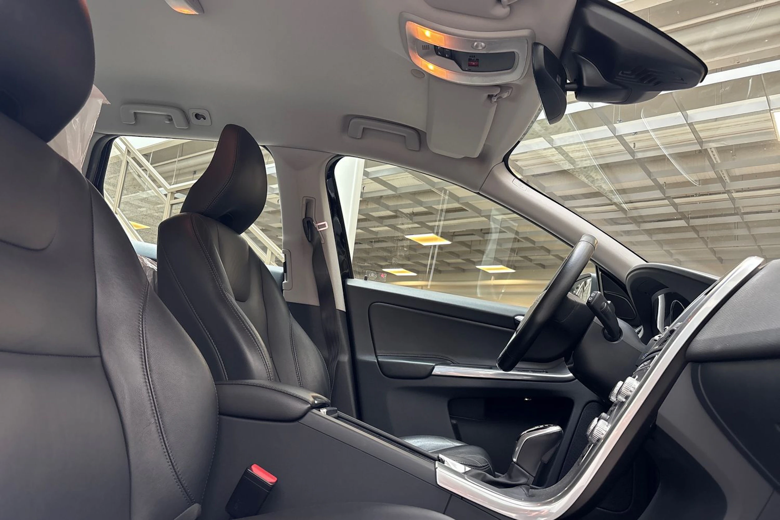 musta Volvo XC60 2017 kuva 24.