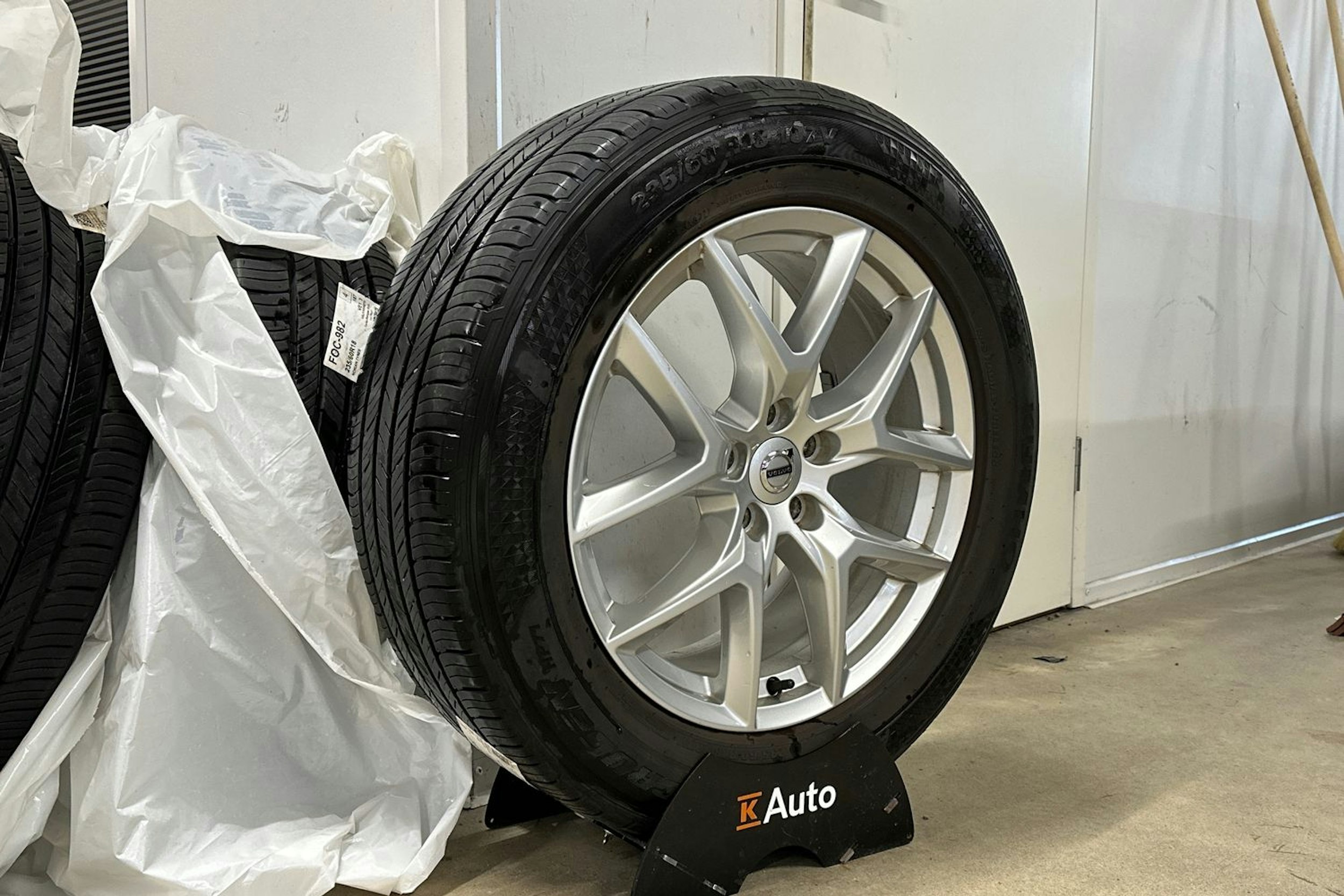 musta Volvo XC60 2018 kuva 13.