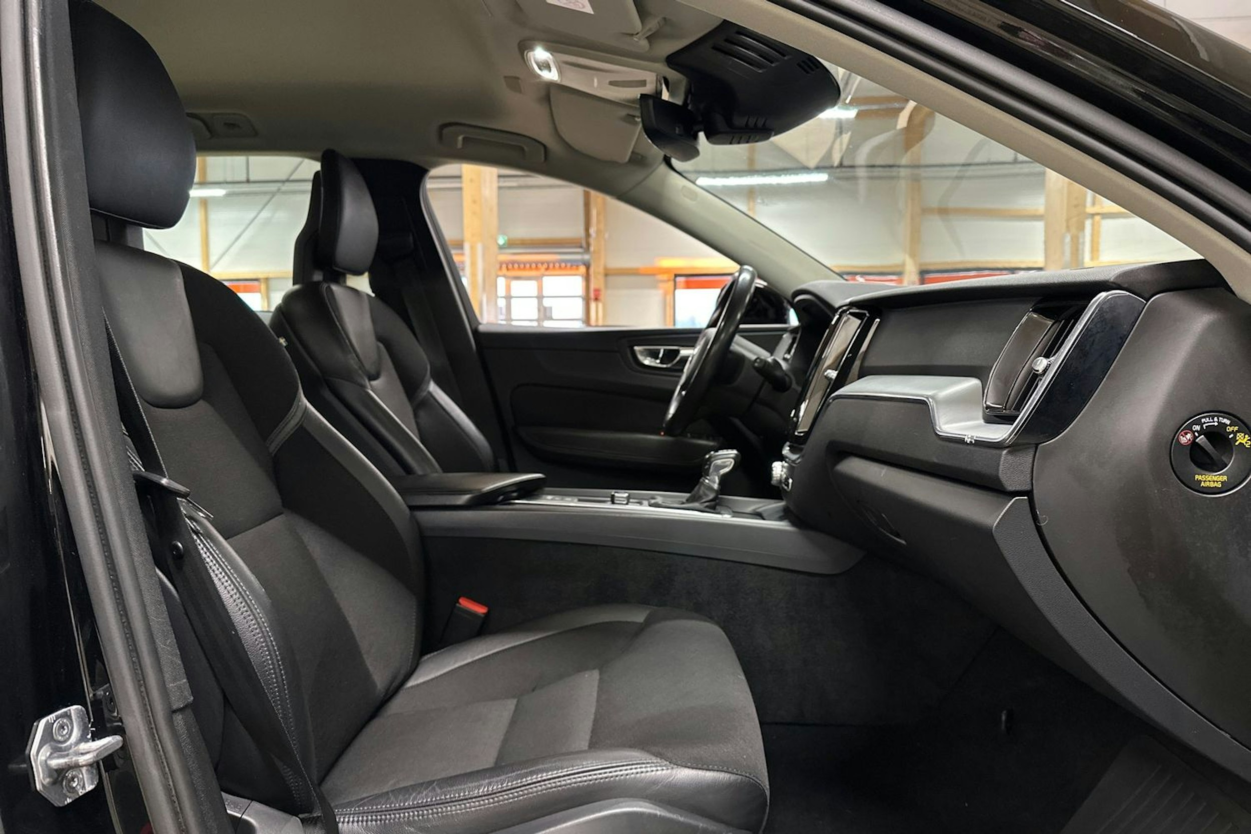 musta Volvo XC60 2018 kuva 14.