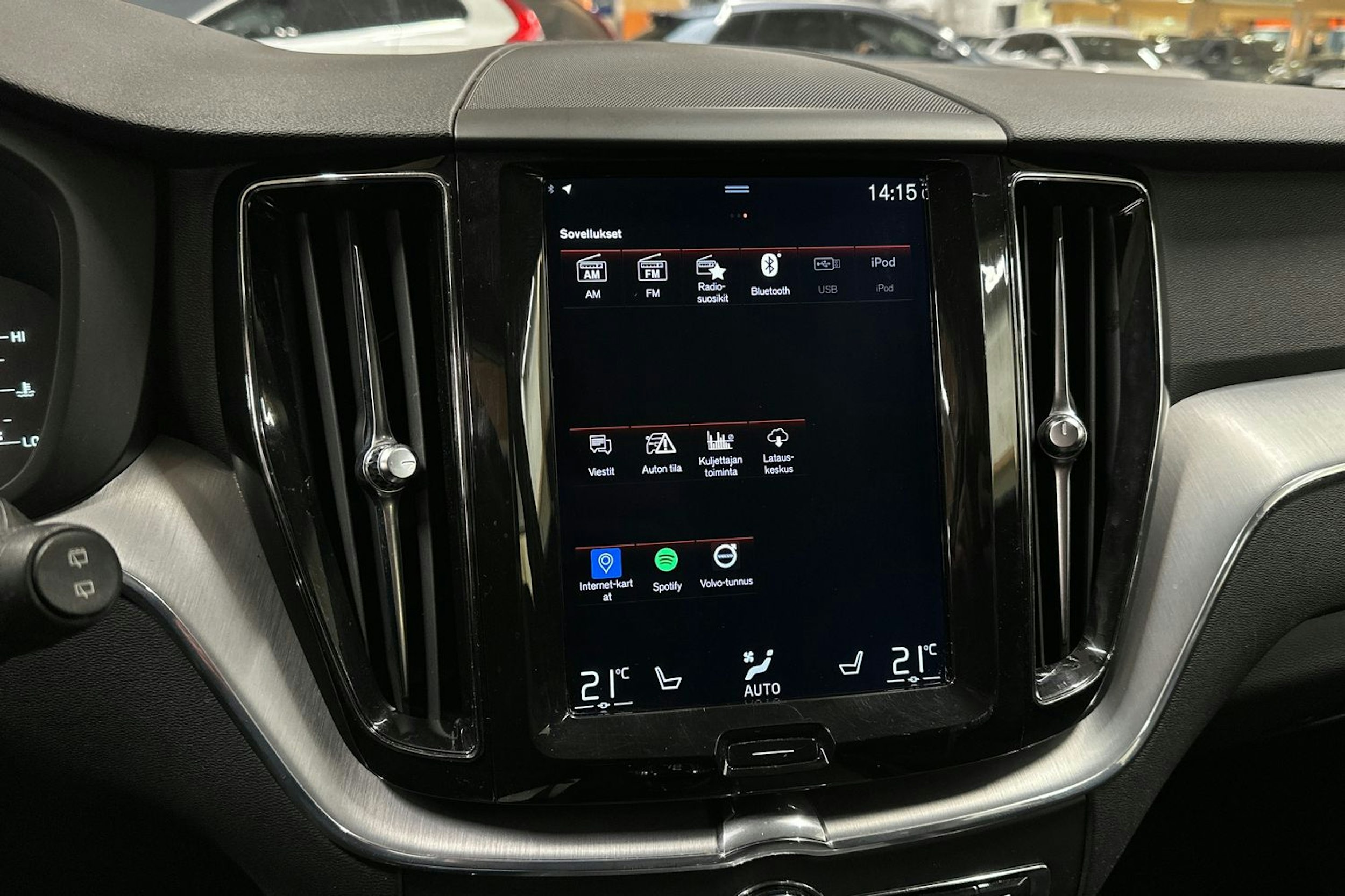 musta Volvo XC60 2018 kuva 16.