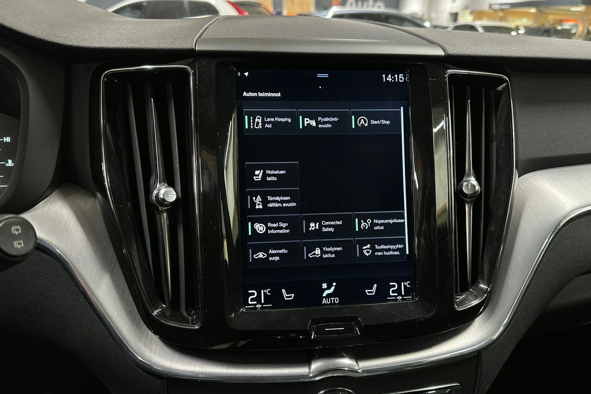 musta Volvo XC60 2018 kuva 17.