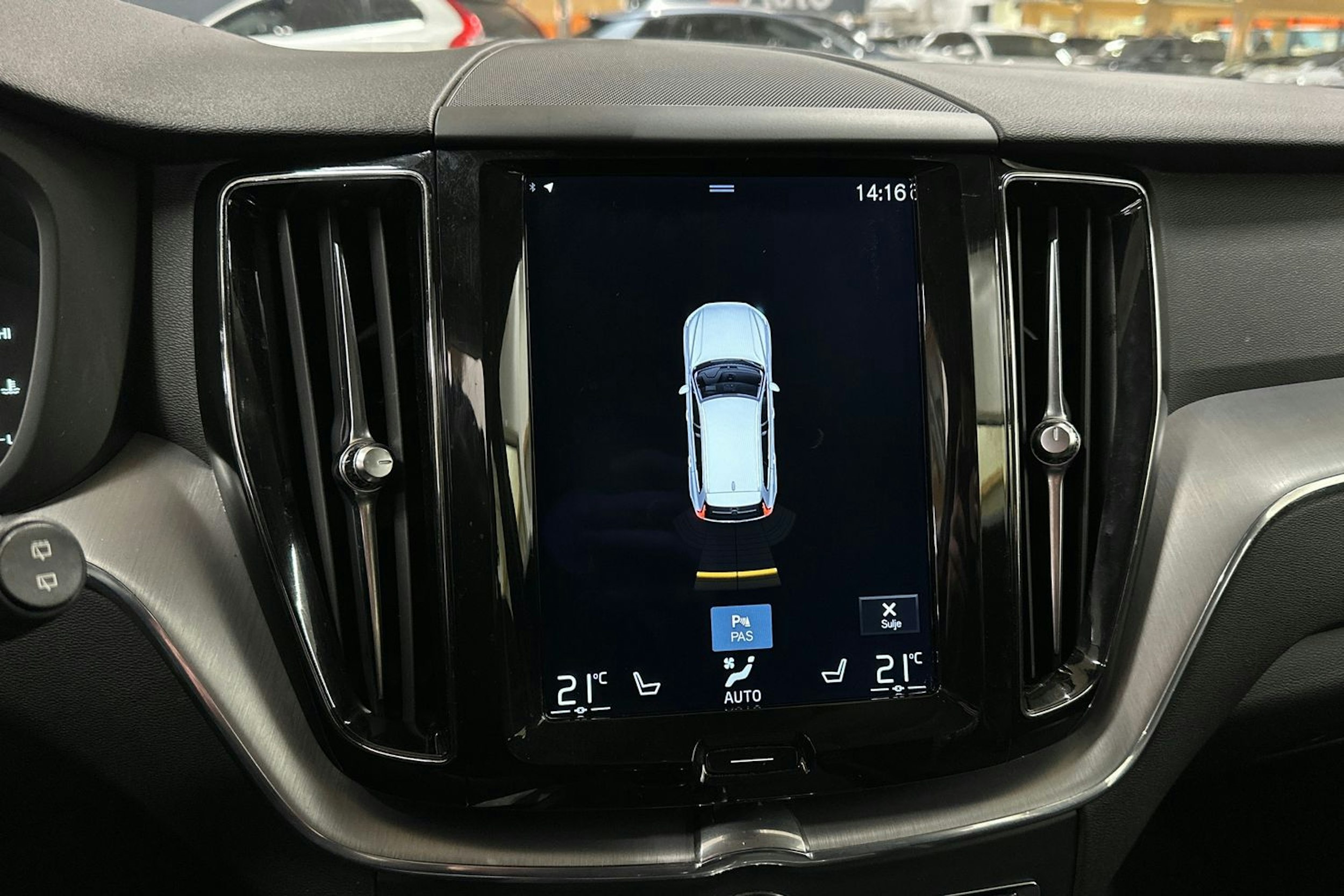 musta Volvo XC60 2018 kuva 18.