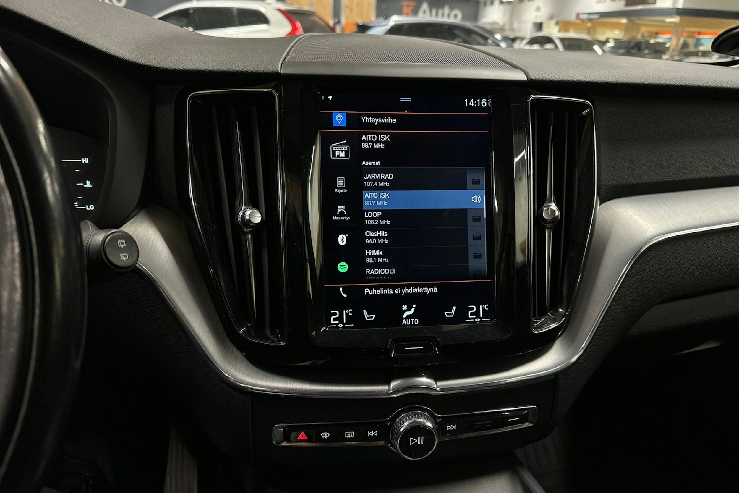 musta Volvo XC60 2018 kuva 19.