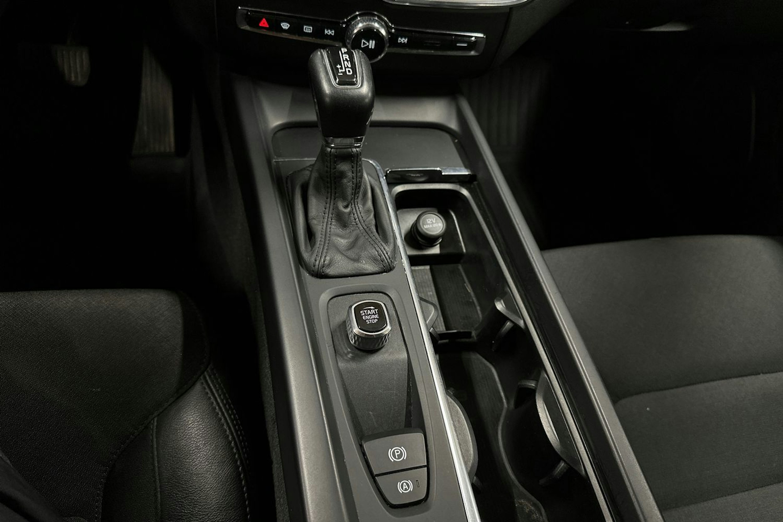 musta Volvo XC60 2018 kuva 21.