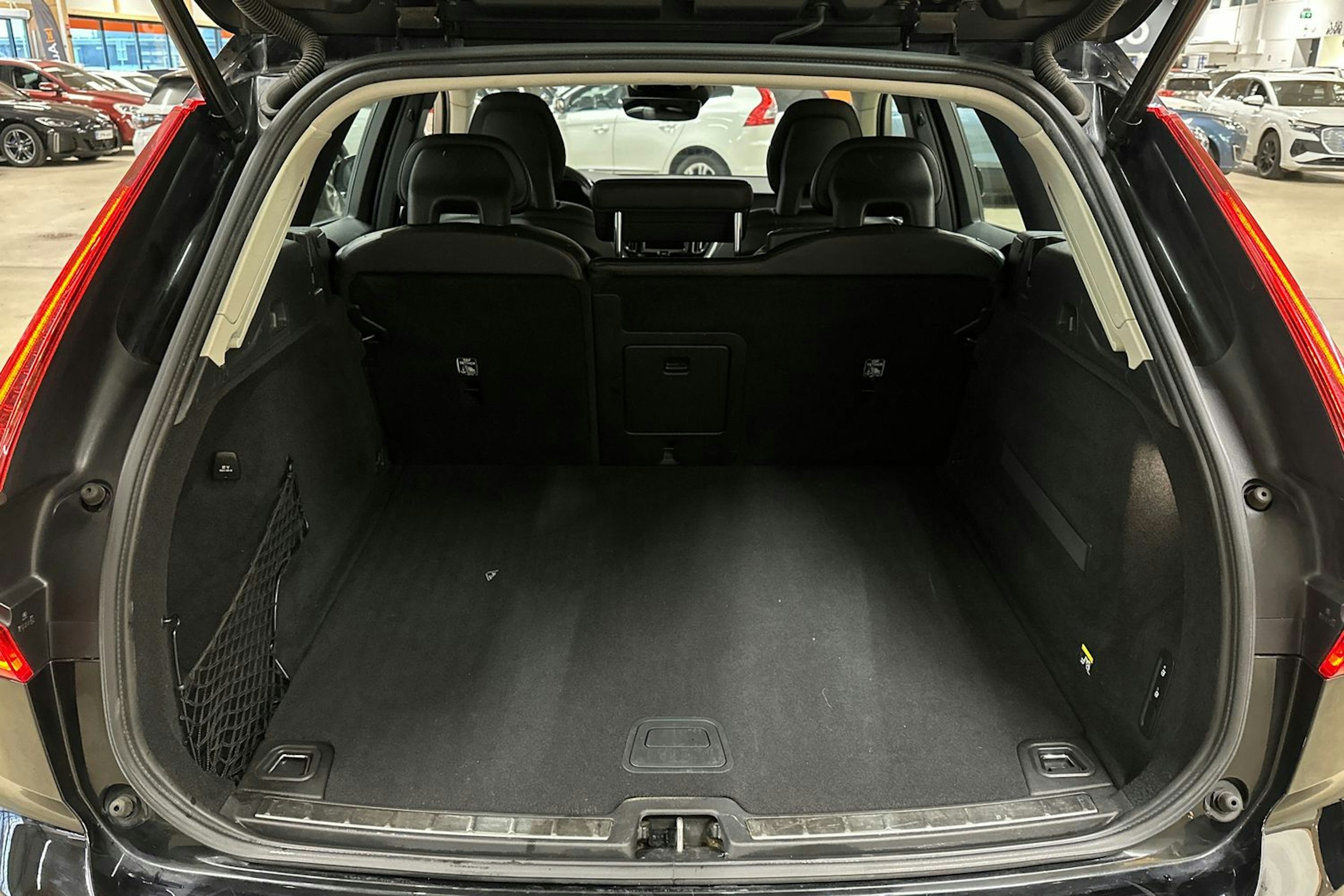 musta Volvo XC60 2018 kuva 24.