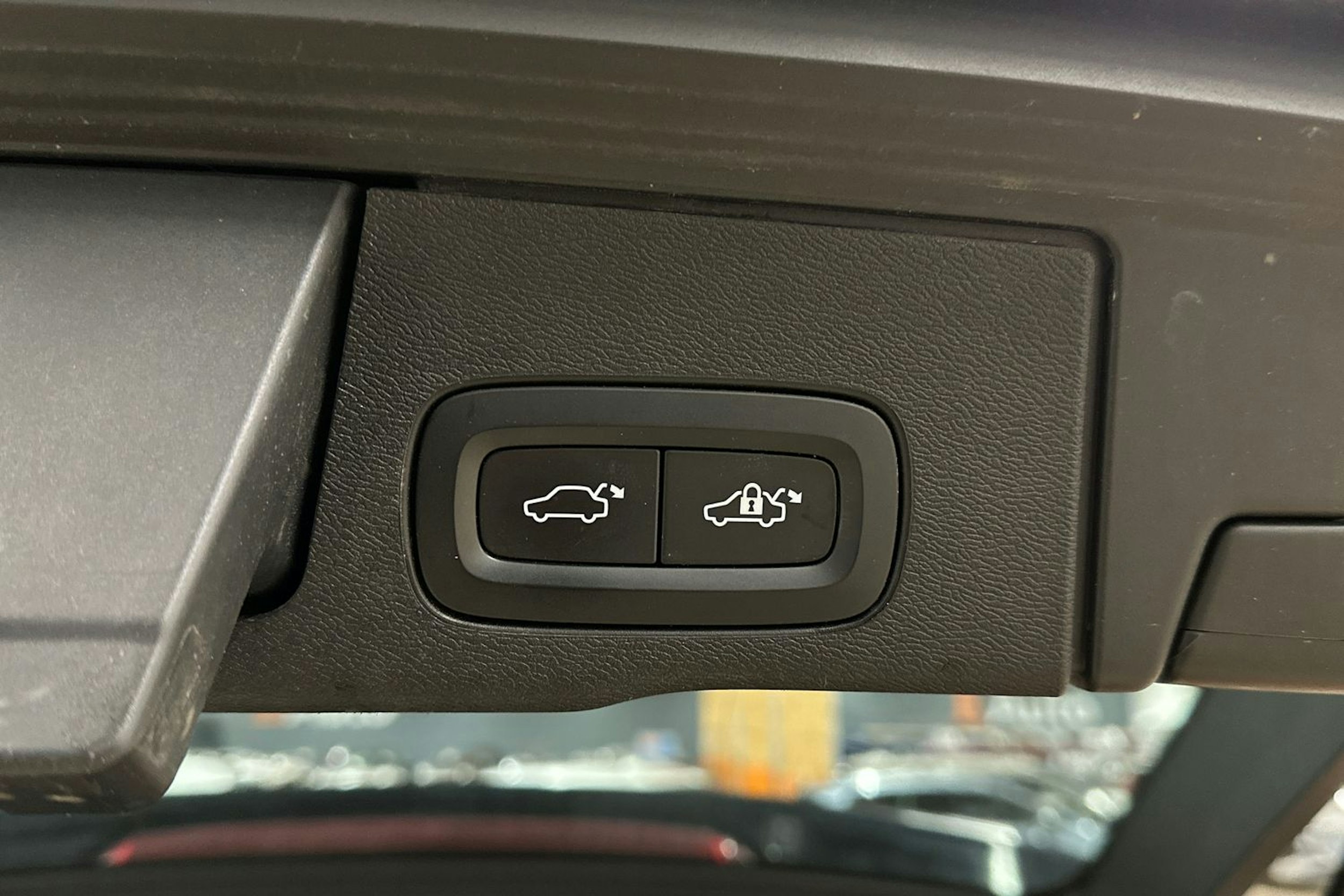 musta Volvo XC60 2018 kuva 25.