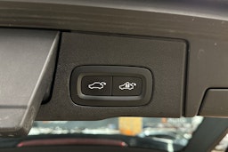 musta Volvo XC60 2018 kuva 25.